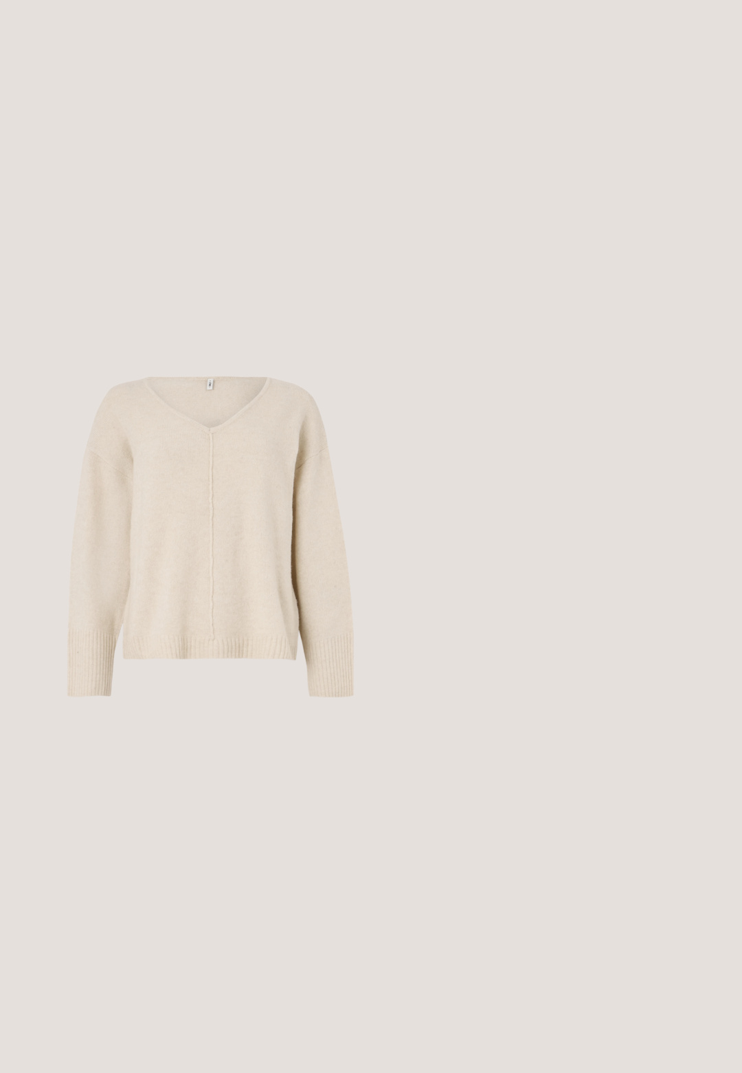 Jersey beige con escote en V, con puños y dobladillo acanalados. Presenta un diseño de costura central y una forma holgada. Material suave y texturizado.; Camiseta rosa de manga corta con cuello redondo ajustado, tela suave y detalles sutiles de costura.; Jeans de tiro alto y pierna ancha de color azul oscuro, con bolsillos frontales, passantes para cinturón y costuras de contraste sobre un fondo claro.; Zapatillas bajas de lona negra con punta de goma blanca, cordones y suela. Presentan una suela texturizada y una franja negra. Diseño clásico.; Bolso de hombro de color rosa suave con forma de media luna, correa ajustable de cordón, tope metálico y sutil logo en relieve "cK" en el centro frontal.; Par de pendientes con borlas de color rojo brillante hechos de hilos retorcidos, exhibidos sobre un fondo liso gris claro.