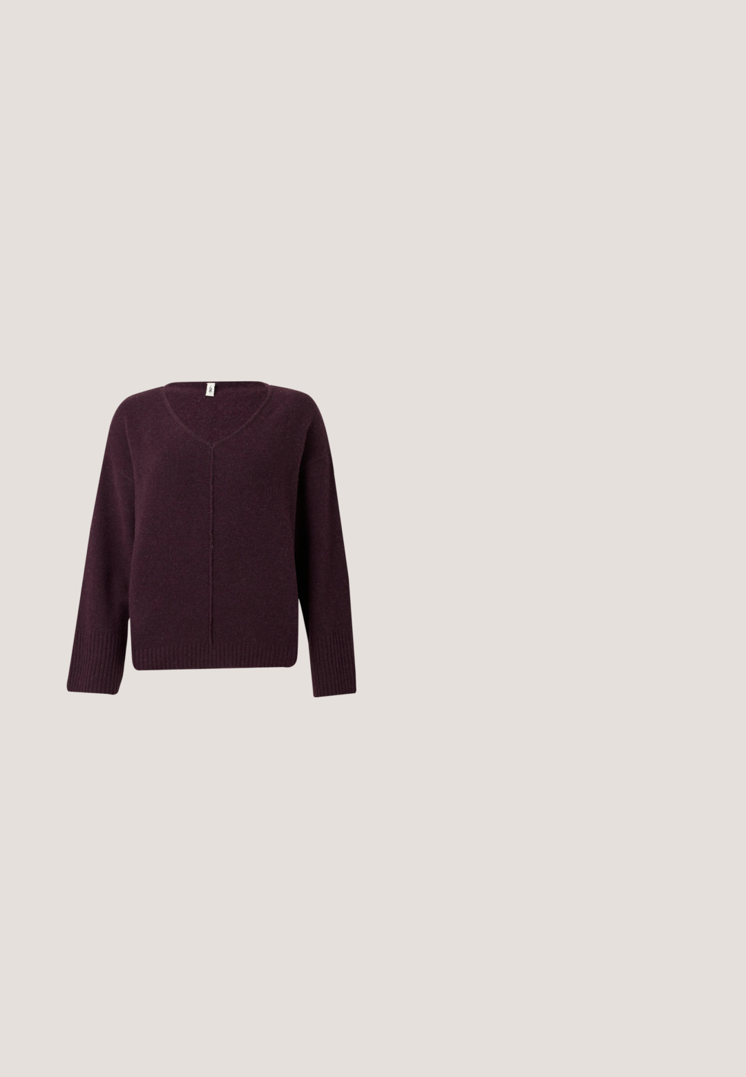 V-hals sweater i mørkeblå, lavet af blødt, tekstureret stof. Har lange ærmer og ribstrikkede kanter ved ærmer og nederkant.; Orange kortærmet strikket sweater med flæseærmer, der har et tekstureret mønster og en ribbet kant. Mærkeetiketten er synlig på forsiden.; Jeansnederdel i mørkeblå, med en frontslid, høj talje og fem-lomme design. Lavet af solid denim materiale med synlige sømme.; Brune lædersandaler med to justerbare remme, metalspænder og en tekstureret mellemsål. Har gule sømme langs sålen.; Brunt bælte taske i ruskind med guldnitter, en guldlås og en kvast som lynlåstræk mod en ensfarvet lys baggrund.; Guldhalskæde med ovale led, der har små vedhæng formet som blomster, et hjerte og rektangulære krystaller jævnt fordelt langs kæden.