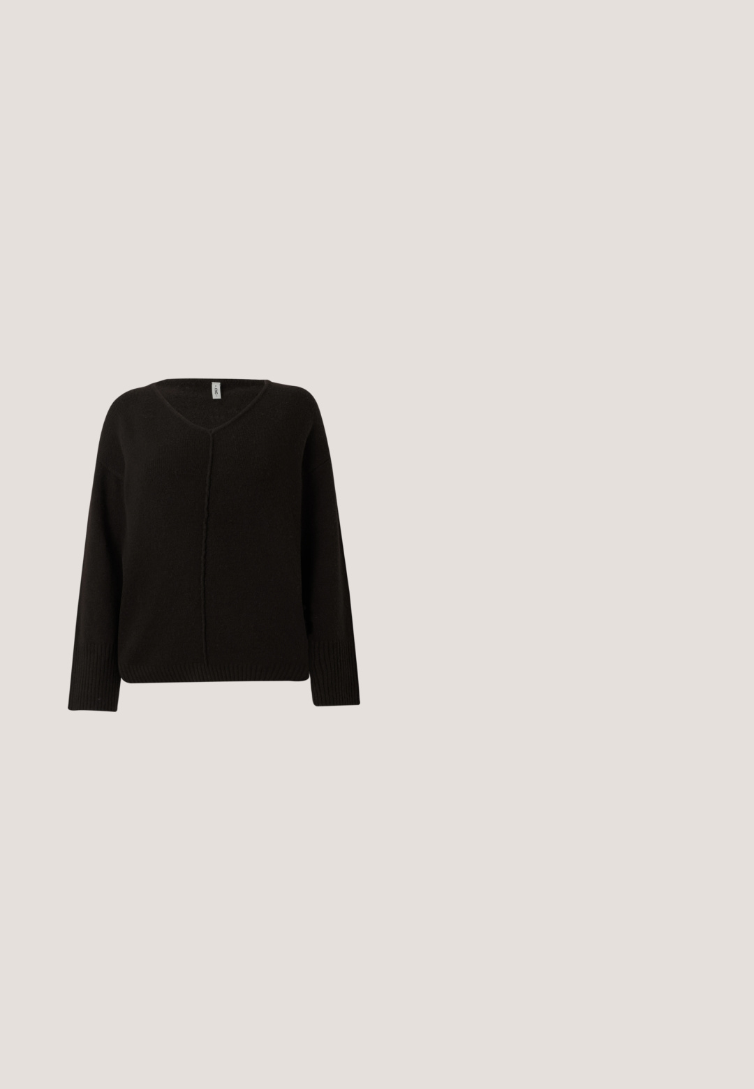 Sort v-hals sweater i et blødt, tekstureret strik. Har lange ærmer med ribbede manchetter og en subtilt syet midtersøm. Løs pasform.; Brun tøjshør buttonskjorte med lange ærmer, to forlommer med klap og krave.; Straight-leg blå denim jeans med fem lommer og knaplukning, vist på en hvid baggrund.; Hvide sneakers med et katte-design, rosa og sorte accenter samt guldhardware. Har snørebånd og en glat tekstur.; Brun flettet læder skuldertaske med en enkelt bred strop og en slasket, halvmåneformet krop.; Gyldne øreringe i hoop med store, teksturerede blomsterformede vedhæng, vist på en ensartet hvid baggrund.