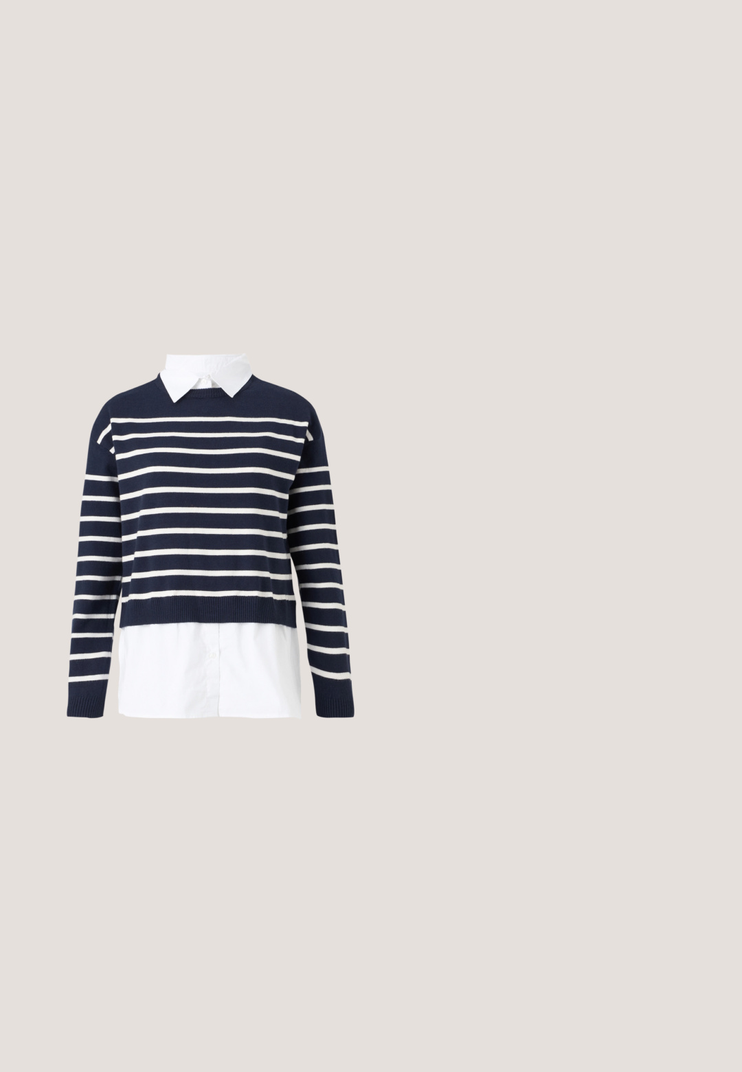Marineblå sweater med hvide vandrette striber, rund halsudskæring, cropped design og en hvid skjorte under. Struktureret strikket stof.; Denimjakke med en brun corduroykrave, frontlukning med knapper, to store brystlommer og en afslappet pasform. Blåt stof med subtil tekstur.; Bredde ben jeans i mørkeblå denim. Har kontrastsyninger, fem lommer og en knaplukning i taljen. Glat tekstur.; Hvide lædersneakers med en tan suede hælaccent og gummirubbersål, featuring stikninger og snørelukning. Guldbelægning på siden.; Kvinde iført en sort- og hvidmønstret bluse, der holder en blank rød skuldertaske mod en ensfarvet baggrund.; Sølvfarvede metaloorringe med glat, let buet overflade og låsemekanisme på en ensfarvet hvid baggrund.