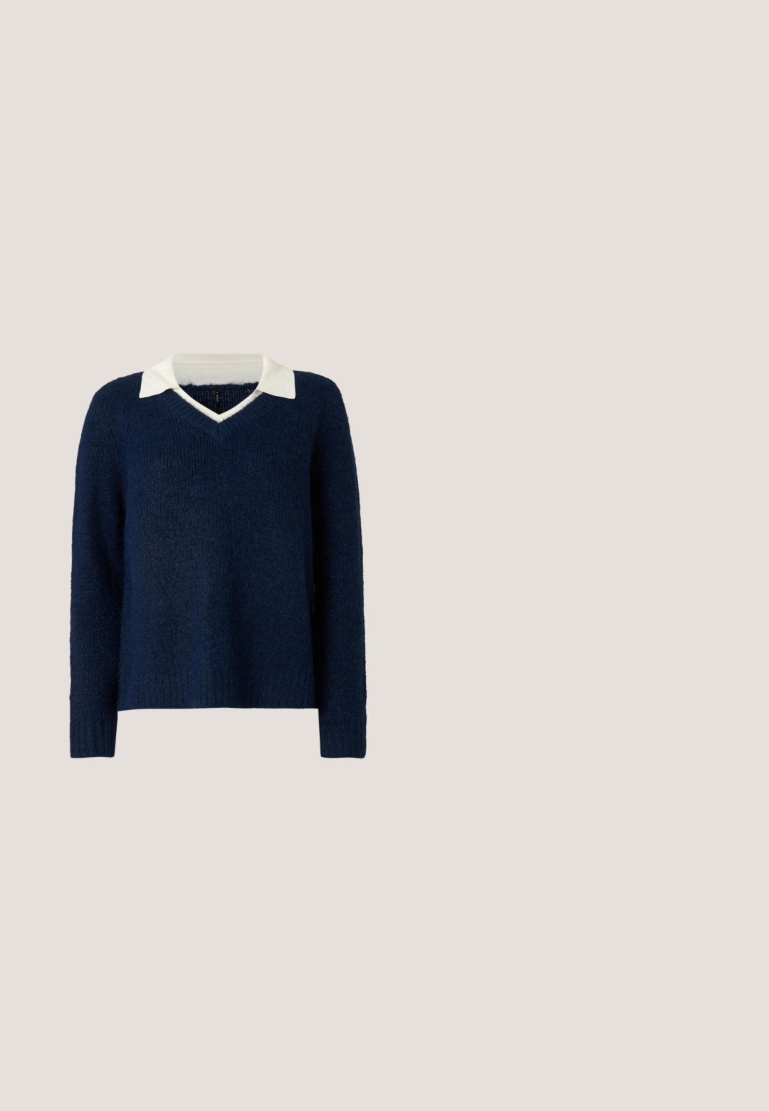 Mørkeblå sweater med en tekstureret overflade, V-hals og en kontrasterende hvid krave. Har lange ærmer og en afslappet pasform.; Hvid strikket ærmeløs kort cardigan med V-hals og lille forreste hægte- og øjnelukning.; Brun nederdel i imiteret læder med elastisk taljebånd, vidbenet design og glat, skinnende tekstur. Ingen mønstre eller pynt.; Rosa slingback pumpe lavet af iriserende materiale med spids tå, slank hæl og elastisk rem for pasform. Glat tekstur med blank finish.; Lille blank, mørkebrun håndtaske med to afrundede håndtag, guldbeslag og en aftagelig skulderrem.; Øreringe i guldfarvet metal med ujævne, bølgede firkantede former og en skinnende, struktureret overflade på en ensartet lys baggrund.