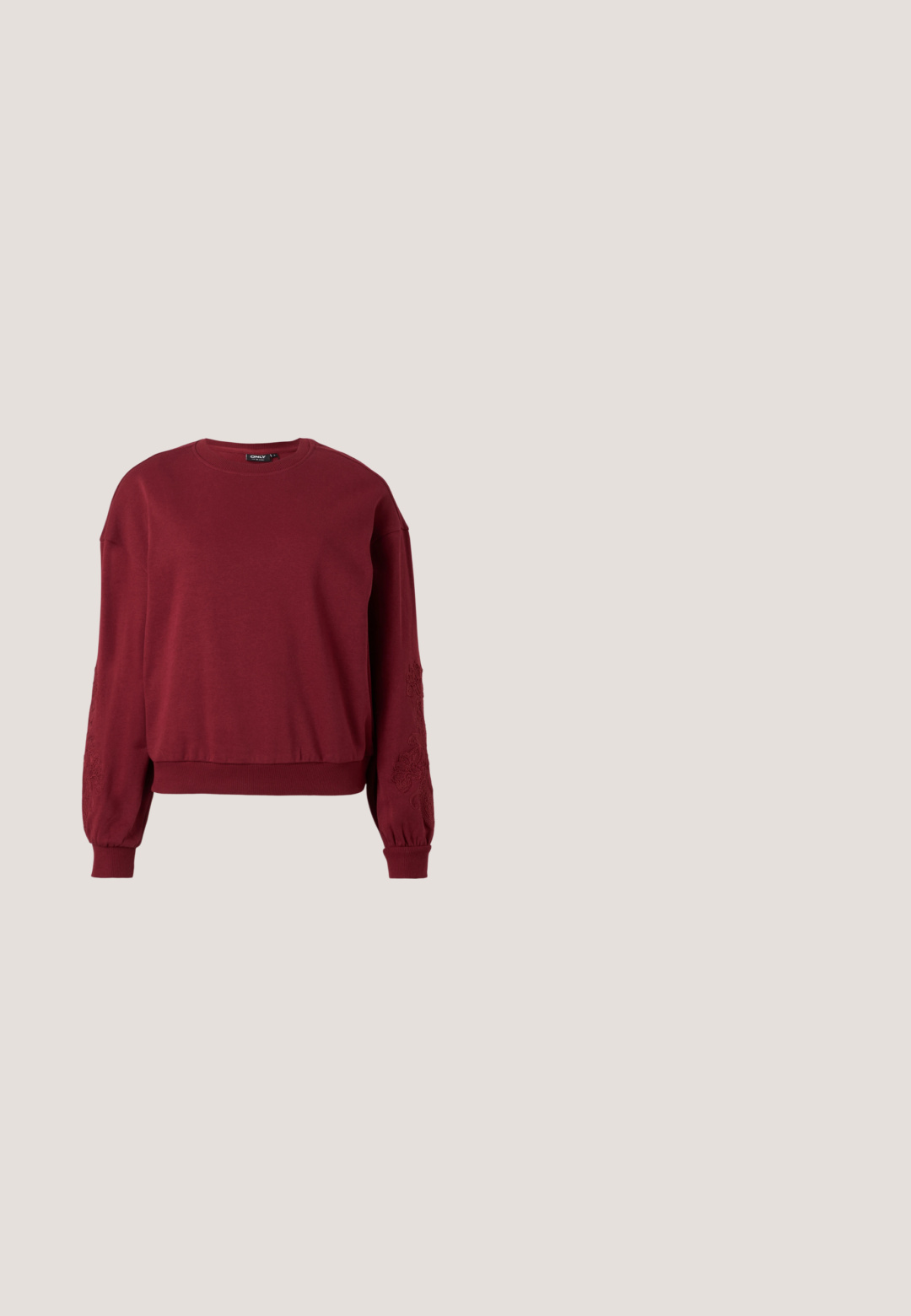 Sweatshirt bourgogne à manches longues avec col rond, poignets et ourlet côtelés, doté de broderies florales discrètes sur les manches.; T-shirt court à manches courtes bordeaux, col rond, en tissu doux avec une texture lisse. Présente une coupe décontractée et des détails de couture minimaux.; Jupe en denim grise à délavage fondu, avec poches avant, fermeture par bouton et ourlet droit. Tissu texturé.; Baskets basses en daim rose avec semelle en caoutchouc marron et languette de talon blanche, présentées de profil sur un fond blanc uni.; Sac d'épaule beige en forme de demi-lune avec une texture douce et rembourrée. Comprend une bandoulière réglable et une fermeture éclair sur le bord supérieur.; Boucles d’oreilles créoles en métal argenté avec une surface lisse légèrement incurvée et des fermoirs à clapet sur un fond blanc uni.