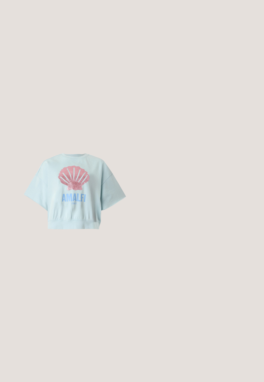 Hellblaues, kurz geschnittenes Sweatshirt mit weiten Ärmeln, mit einer großen pinken Glitzer-Muschel und dem Schriftzug "AMALFI ITALY" auf der Vorderseite.; Weißes, blumig gemustertes Oberteil mit kurzen, schmalen Ärmeln, geripptem Material, quadratischem Ausschnitt und einem kleinen Knopfakzent in der Mitte vorne.; Hellblaue Sportshorts mit elastischem Bund, kleinem Logo am linken Saum und der Zahl "97" in Dunkelblau auf der rechten Seite bedruckt.; Mintgrüne Slipper mit weichem Innenfutter, abgerundeter Zehenpartie und beiger Gummisohle mit strukturiertem Grip. Minimalistisches Design mit Steppnähten.; Hellblaue Handtasche mit Krokodilstruktur, rechteckiger Form, einem einzelnen oberen Griff und einem seitlich hängenden Riemen vor einem schlichten weißen Hintergrund.; Silberne Kettenarmband, das sich durch längliche Glieder mit glatter Oberfläche auszeichnet. Verstellbare Länge mit einem Verschluss und einem zusätzlichen Kettenverlängerung.