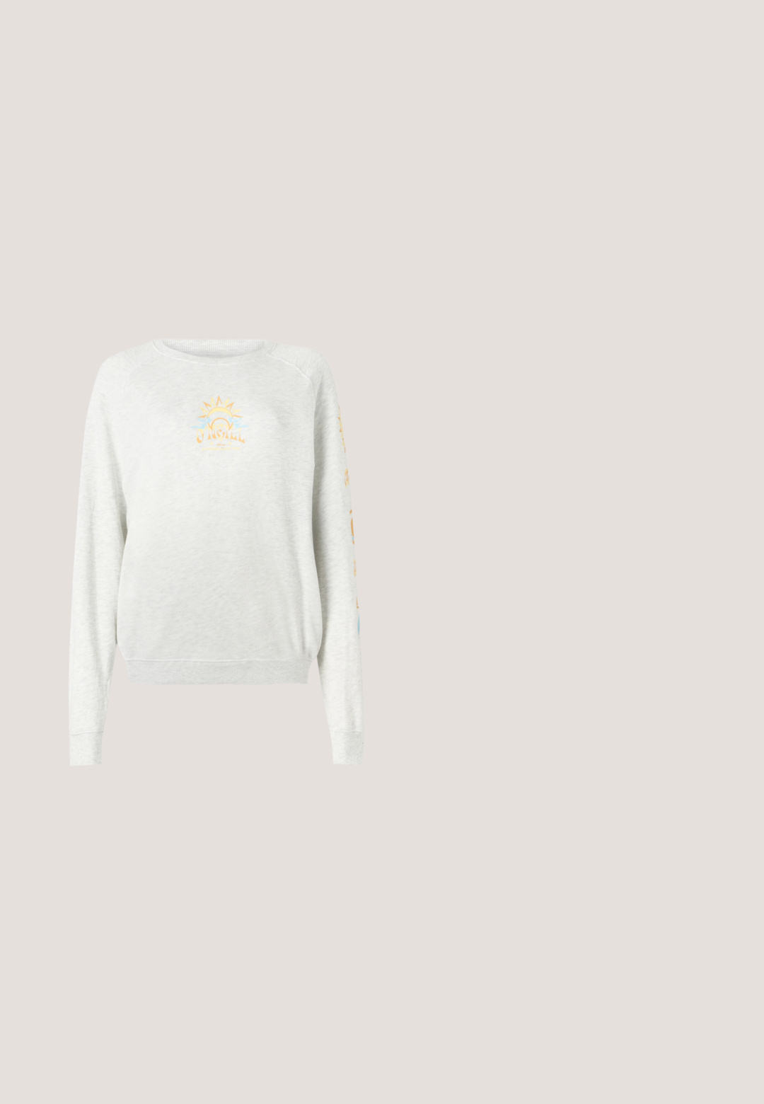 Lys grå sweatshirt med ribbede manchetter og kant. Har et solgrafik i gul og blå på forsiden og farverig tekst på ærmet.; Grå bomulds t-shirt med korte ærmer, der har en ørn grafisk og ternede flag. Designet inkluderer teksten "RVCA" og et slogan nedenfor.; Lysegrå denimshorts med elastisk talje, snøre til lukning og frynset kant. Har to sidelommer og en afslappet pasform.; Lys lilla snøre-sneaker med en tekstureret overflade, hvid gummisål og matchende snørebånd, prydet med et diskret mønster.; Lille rektangulær denim crossbody taske med justerbar mørkegrønne strop og lynlåslukning mod en ensfarvet baggrund.; Armbånd i sølvtone med kædedesign, prydet med hjerteformede charms med indgraveret tekst og en charm dekoreret med rhinsten.