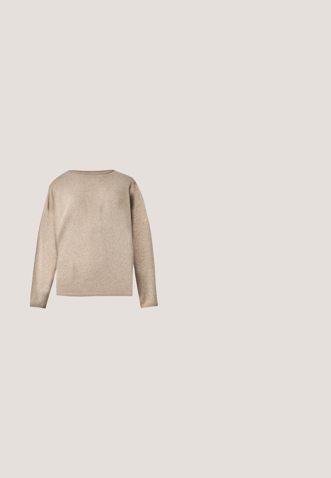 Beige langærmet strikket trøje med rund halsudskæring og ribstrikkede manchetter og kant, vist på en ensfarvet lys baggrund.; Beige, langærmet skjorte lavet af ruskindslignende materiale, med krave, to forlommer og knaplukning med mørke knapper.; Beige linned cropped bukser med flad front, knaplukning og elastisk talje. Glat tekstur med minimale sømme og ingen lommer.; Nude patent ankelstøvler med spids tå, en skinnende overflade og en blokhæl i mellem højde. Glat tekstur og strømlinet silhuet.; Brun ruskinds skuldertaske med dobbelt tynde stropper, enkel rektangulær form og blød tekstur på en ensartet lys baggrund.; Sølv hoop øreringe med spiralmønster. Glat, reflekterende overflade med små accentkurver. Kompakt form, der er nem at bære.