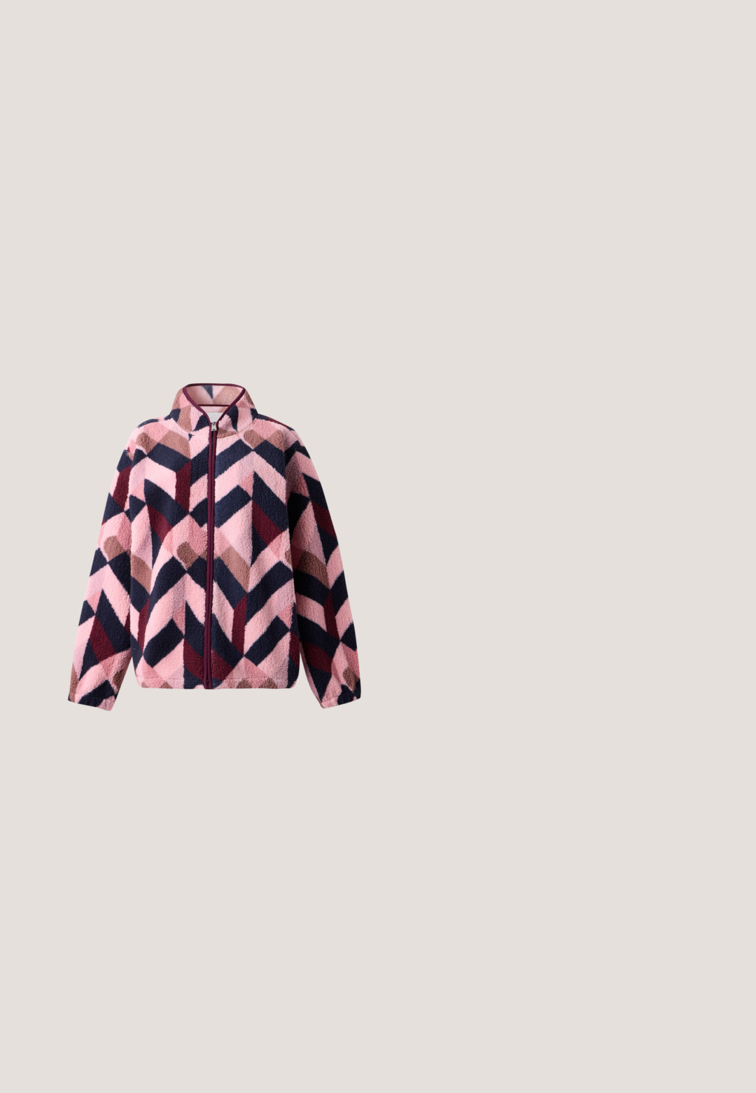 Fleecejacke mit durchgehendem Reißverschluss, Stehkragen und geometrischem Muster in Pink-, Navy-, Burgunder- und Beigetönen.; Bordeauxrotes kurzärmeliges Oberteil mit rundem Ausschnitt und Spitze über der oberen Brust und den Schultern vor einfarbigem Hintergrund.; Weite Hosen aus einem weichen, strukturierten Stoff mit einem elastischen Bund. Die Farbe ist ein sanftes Rosa, das das fließende Design unterstreicht.; Beiger Sneaker in niedriger Ausführung mit dicker Sohle, perforierter Spitze, pinkfarbenem Fersenkragen und dunkelbraunen Schnürsenkeln vor schlichtem hellgrauem Hintergrund.; Kleine kastanienbraune Leder-Umhängetasche mit dünnem verstellbarem Riemen, flach auf weißem Hintergrund gezeigt.; Zwei silberne Halsketten auf weißem Hintergrund, eine mit Tropfen-förmigem Kristallanhänger, die andere mit ovalen Kristallgliedern.