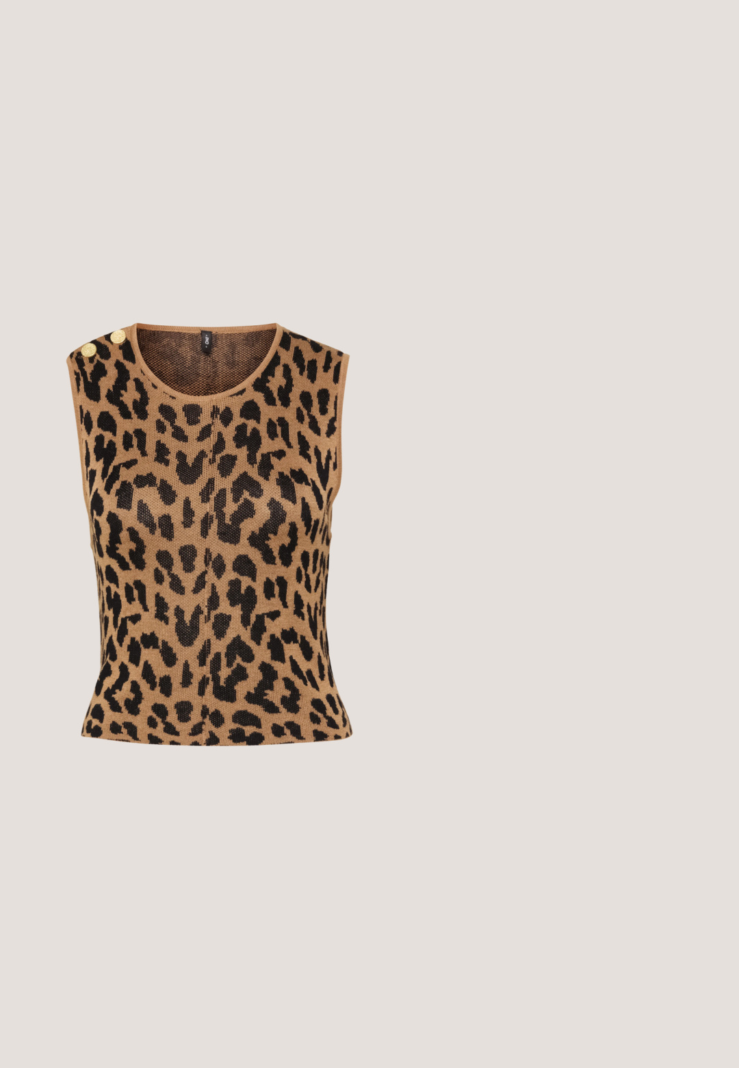 Svetlá bezrukávová pletená blúzka s čierno-sivým leopardím vzorom, okrúhlym výstrihom a dvoma zlatými gombíkmi na pleci.; Blúzka s krátkym strihom s potlačou leoparda a dlhými rukávmi, s viazaním na výstrihu a na spodnom leme. Materiál je textúrovaná látka s jemným povrchom.; Nohavice s leopardím vzorom, vo voľnom strihu, s elastickým pásom, vyrobené z mäkkého textilu s hladkou textúrou.; Lodička so špicatou špičkou s leopardím vzorom, členkový pásik so sponou a úzkym čiernym podpätkom na bielom pozadí.; Hnedá kožená kabelka s hadím vzorom, uzatvárateľná na záklopku s jedným nastaviteľným popruhom na rameno, na jednoduchom pozadí.; Náušnice zlatistej farby s dvoma štruktúrovanými tvarmi morských hviezd, jednou väčšou a jednou menšou, na každom náušnici na bielom pozadí.