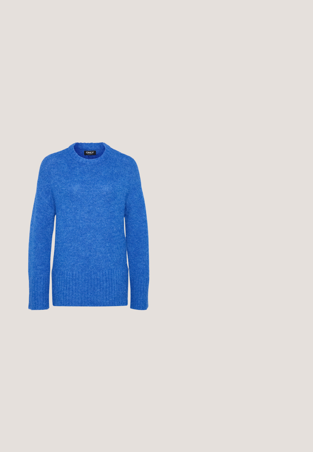 Pull en tricot bleu avec un col rond, des manches longues, un ourlet côtelé et une finition texturée. Le tissu est doux et légèrement duveteux.; Pantalons en velours côtelé noir marine à jambes larges, avec une texture lisse, dotés d'une taille classique et sans matériel ou ornements visibles.; Bottines en cuir noir avec des panneaux élastiques sur les côtés, un bout rond et un talon épais. Texture lisse avec un design minimaliste.; Une paire de lunettes de soleil rectangulaires avec des montures translucides bleu clair et des verres gris foncé, présentant des branches droites et des détails matériels minimaux.; Sac hobo noir en cuir lisse avec une silhouette arrondie, doté d'une seule sangle ajustable et de détails de design minimalistes.; Boucles d'oreilles en argent avec une finition polie, présentant une forme circulaire et une fermeture à charnière. Texture lisse avec un minimum de détails.