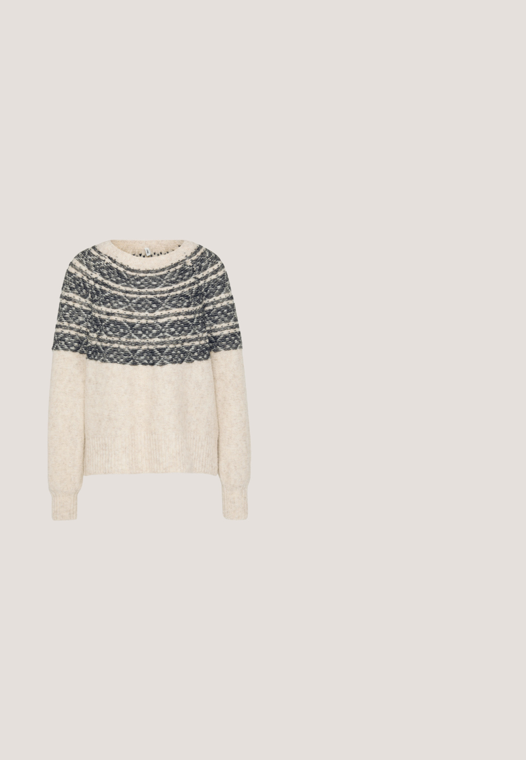 Pull crème avec un empiècement à motif gris foncé. Tissu tricoté, encolure ronde, manches longues, et bords côtes aux poignets et à l'ourlet.; ONLY ONLREESE RETRO - Jean flare - light medium blue denim; Baskets Adidas Spezial blanches avec des rayures noires et une semelle en gomme flottant au-dessus de marches en pierre grises à l'extérieur.; Lunettes de soleil noires avec des verres gris, ornées d'un motif en grille de petits rhinestones métalliques le long des montures. Fini lisse, design angulaire.; Sac à main rose rembourré avec un design arrondi, fabriqué à partir d'un matériau brillant. Dispose d'une poignée froncée et d'une fermeture éclair pour un accès sécurisé.; Boucles d'oreilles en argent en forme de créole, avec une texture ondulante et irrégulière. Présente une forme circulaire mince et une finition réfléchissante.
