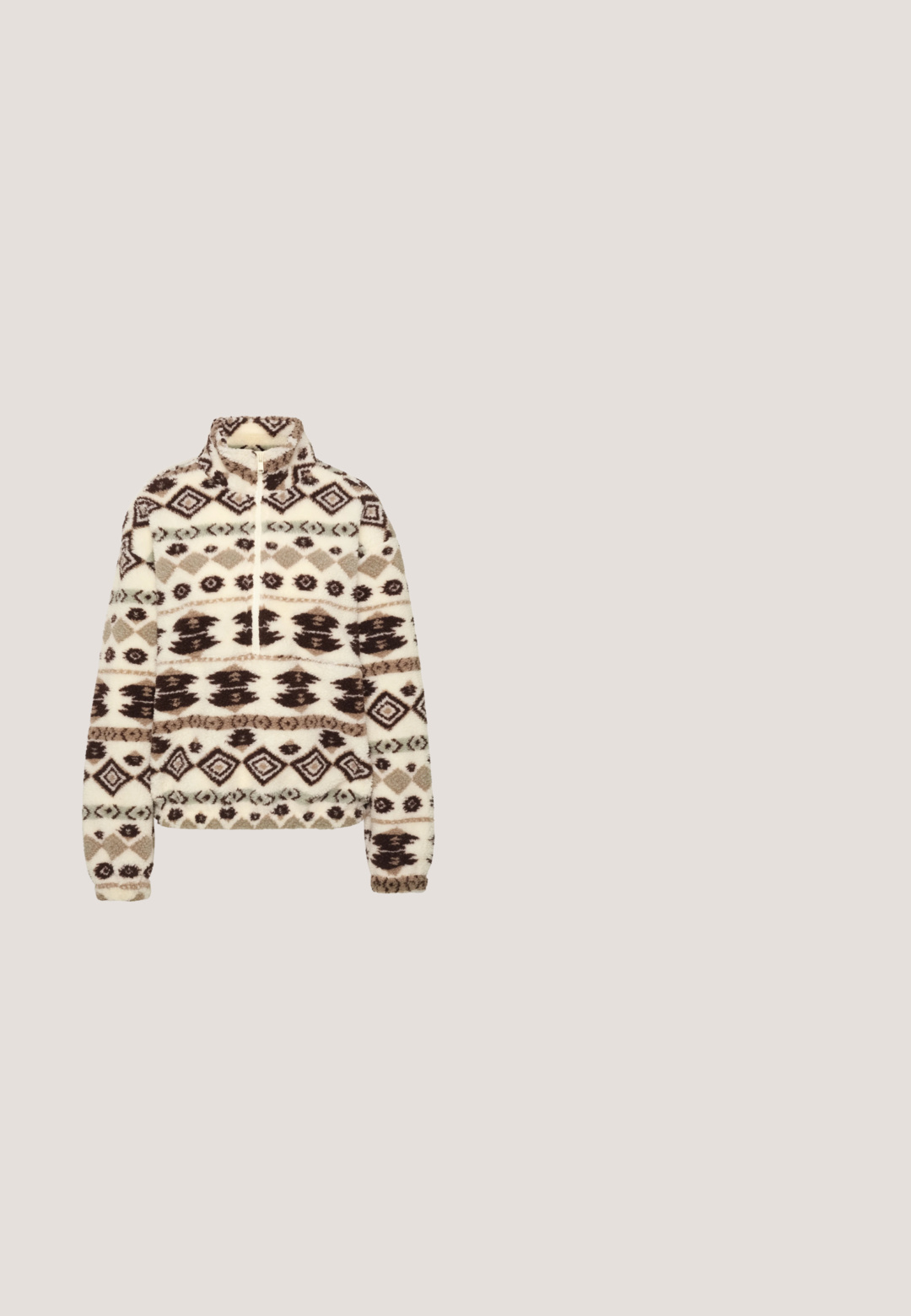 Fleece-pullover i creme med mørkebrune og taupe geometriske mønstre, høj krave, halv lynlås foran og elastiske manchetter og kant.; Hvid T-shirt med seks katte i forskellige positurer og billedtekster som "Væk mig", "Modeikon" og "Dette er min superhelte-landning."; Cremefarvede ribstrikkede bukser med flared ben-design, der har en høj talje og en glat tekstur. Stoffet ser strækbart og blødt ud.; Hvid og beige FILA-sneaker med tyk sål, svævende over teksturerede betontrapper med en skygge nedenunder.; Kremet taske i imiteret shearling med en buet form, brune læderdetaljer og en lås i guldfarvet metal med mærkenavnet.; Acetat hårklemme med et skaldyrsmønster, der har et kontureret design og flere gribeknop til sikker fastgørelse.