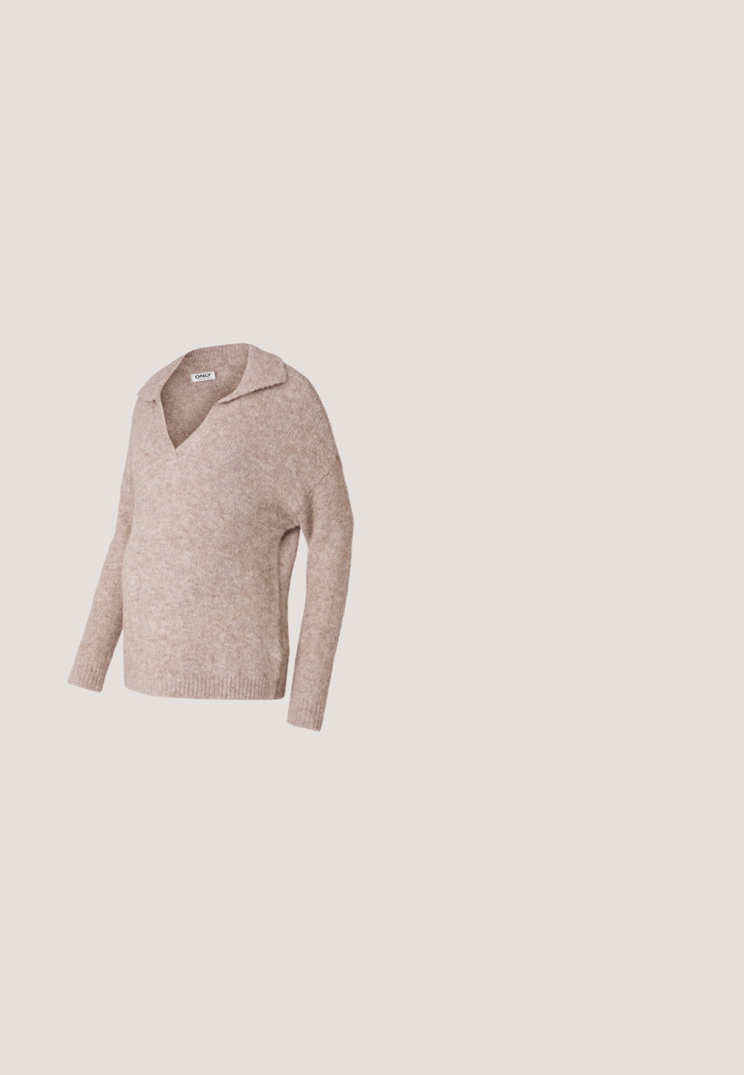 Suéter de punto color beige claro, con escote en forma de V y cuello. Textura suave, mangas largas, corte relajado y detalles de ribete en el dobladillo.; Top negro de manga larga con cuello de tortuga, fabricado con un material elástico, diseñado para adaptarse a una barriga de embarazada, con detalle de fruncido lateral.; Jeans de maternidad con una cinturilla elástica gris y un acabado de denim azul oscuro. Presenta un corte ajustado y un diseño clásico de cinco bolsillos.; Zapatilla blanca de corte bajo con suela gruesa, diseño con cordones y detalles de costura sutiles sobre un fondo claro y uniforme.; Bolso de mano de cuero negro con un asa superior y correa desmontable, con una forma rectangular y un diseño minimalista, sin acentos de hardware visibles.; Pendientes de metal plateado con un diseño ondulado y escultórico, que presentan un acabado pulido y formas irregulares, destacando una estética contemporánea.
