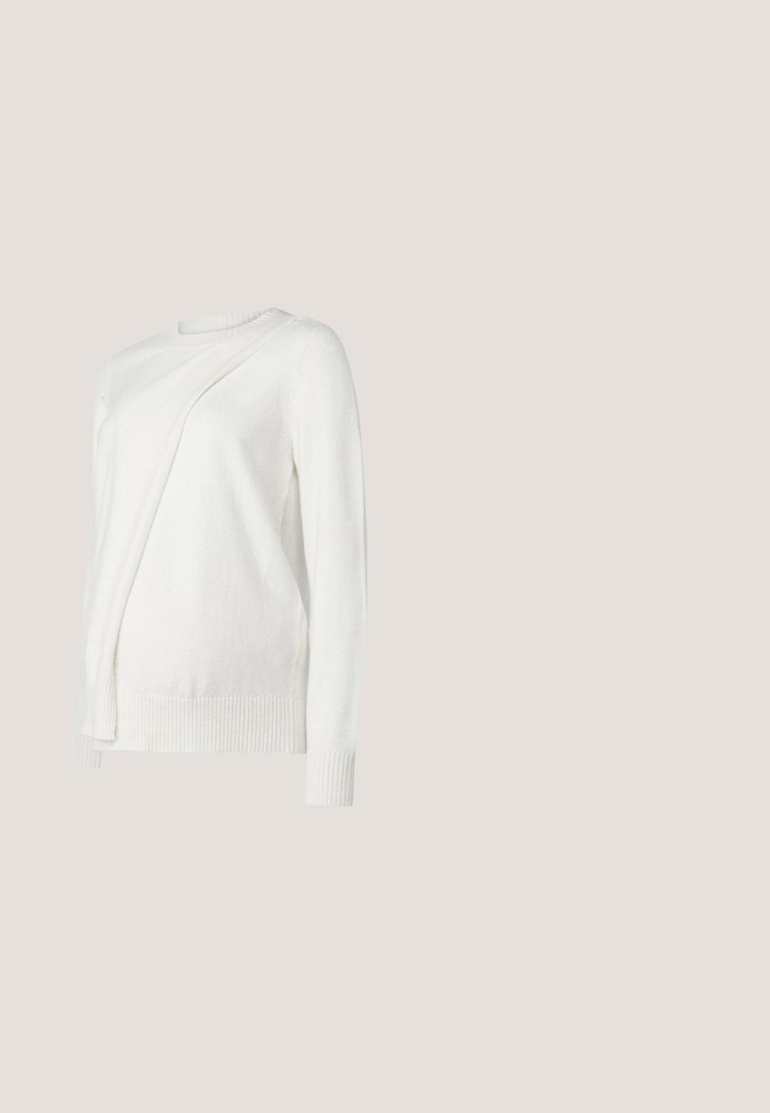 Pull blanc à manches longues avec un col rond, présentant un design plié en diagonale à l'avant et des bords côtelés aux poignets et à l'ourlet. Matériau doux.; Haut de maternité à manches longues côtelées de couleur crème, avec encolure dégagée et patte de boutonnage, conçu pour s'adapter à un ventre de femme enceinte.; Pantalons de maternité noirs avec une large ceinture et des jambes évasées. Fabriqués en tissu doux et extensible pour le confort. Pas de motifs ni de pièces métalliques visibles.; Baskets en daim beige avec semelle en caoutchouc blanche. Bout arrondi, design classique à lacets, et nom de la marque affiché en blanc sur le côté.; Sac cabas en cuir marron avec pochette zippée assortie, tous deux équipés de ferrures dorées et d'un logo minimaliste sur un fond uni.; Boucles d'oreilles en argent avec un design texturé et bosselé. Fabriquées en métal, elles disposent d'une fermeture à tige sécurisée et d'une finition polie.