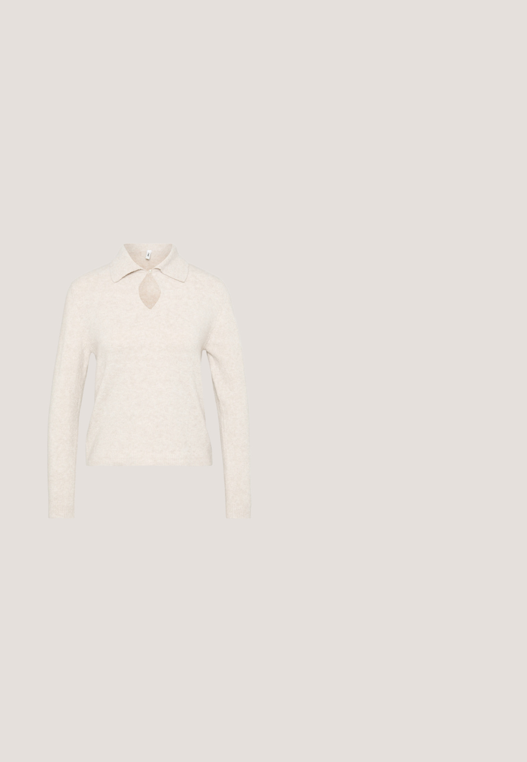 Strikket pullover i lys beige med krave, nøglehul-udskæring i halsen og lange ærmer; tekstureret, blødt stof med en afslappet pasform.; Beige ruskindskjorte med krave, knaplukning foran og peplum talje. Har lange ærmer og en glat tekstur med små knapper.; Beige brede bukser lavet af blødt stof, med to frontfolder, elastisk talje og en glat tekstur.; Beige læder flad sko med spids tå, sort hæl og to sorte remme henover. Enkel design med en mat tekstur.; Beige struktureret håndtaske med dobbelte håndtag, aftagelig skulderrem og subtil Guess-logo i frontens midte.; Sølvcreoler med en perledråbe og rhinsten-detaljer, med en poleret finish og rund form.