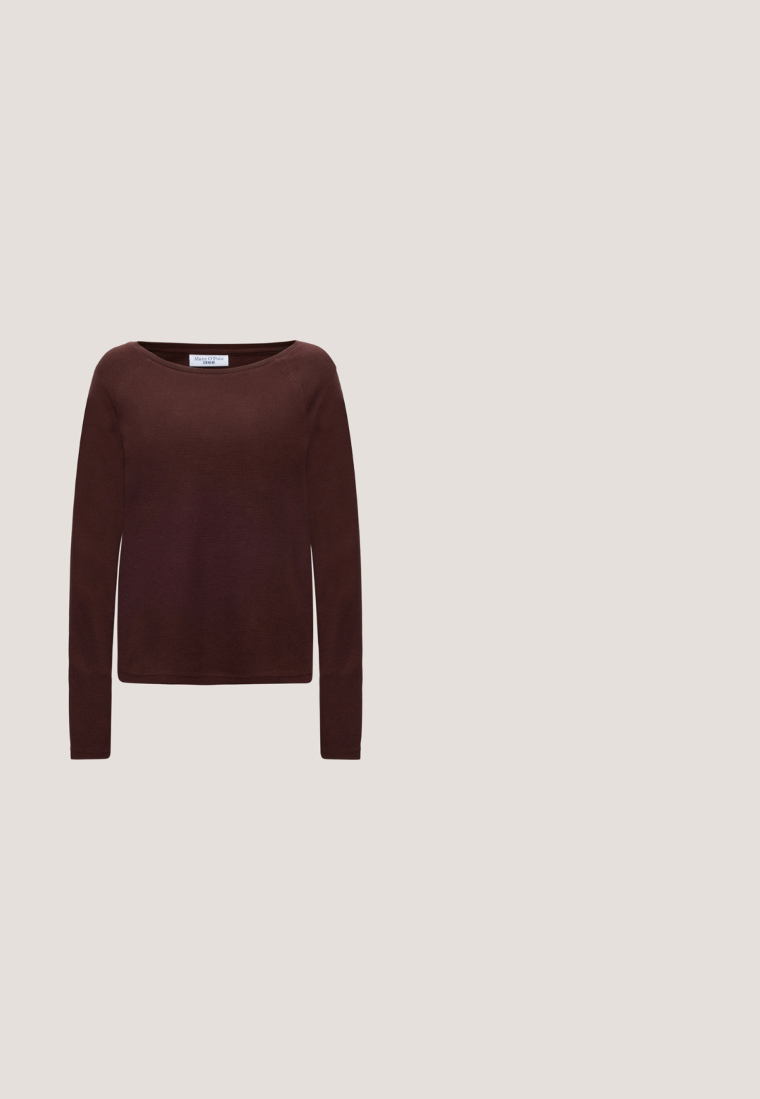 Pull en maille marron à manches longues avec encolure ronde, texture côtelée et ourlet droit, présenté à plat sur un fond clair.; Gilet marron sans manches boutonné, avec un col rond et des coutures cintrées, comprenant six boutons sur le devant, dont un plus clair.; Pantalon noir taille haute à jambes larges avec un devant plat et une fermeture dissimulée, présenté sur un fond clair uni.; Escarpin à talon slingback à bout pointu en matériau beige lisse et brillant. Présente un design de découpes courbées et un talon aiguille fin. Détail de boucle en argent.; Pochette rectangulaire marron foncé avec une petite poignée en métal doré et une fermeture à rabat pliant sur un fond clair uni.; Une paire de boucles d'oreilles en forme de goutte d'eau, brillantes et marron, avec de subtils motifs plus foncés, sur un fond blanc.