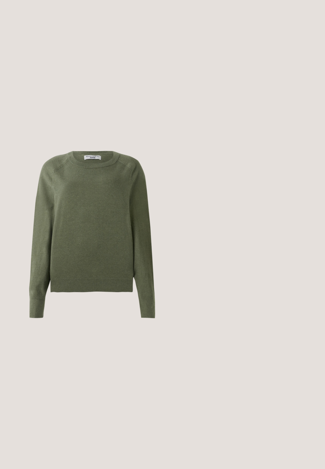 Oliivroheline pullover-sweater, mis on valmistatud pehmest ja struktuursetest kangast. Klassikaline ümardatud kaelus, pikad varrukad ja soonikkoes äär. Lihtne, mitmekesine disain.; Lühikeste varrukatega beež nööbitav särk koos voltidega mansettide ja klassikalise kraega, valgel taustal.; Heledad hallid lühikesed püksid, mis on valmistatud pehmest kangast. Omavad nööbiga sulgemist, küljetaskuid ja sirge jala disaini.; Beežist seemisnahast vabaajajalatsid tan värvi tallaga ja paeltega, asetatud tekstuurse beeži vaipa peale puidust kohvilauda ees, millel on virnastatud raamatud.; Pruun nubukist käekott, millel on kokku tõmmatud disain, ühesaanvärvilise naha rihmaga ja esiküljel peen kuldne logo detail.; Hõbedast käevõru, mille keskel on lilleline grupp läbipaistvatest vääriskividest, tekstureeritud pael ja väikesed ümmargused kaunistused.