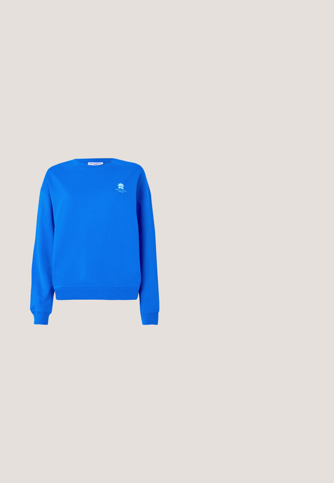 Sweatshirt bleu avec des poignets et un ourlet côtelés. Présente un petit logo sur la poitrine gauche. Fabriqué en tissu lisse et doux. Design simple à enfiler.; T-shirt en coton bleu clair avec un logo graphique carré dans un bleu plus foncé. Manches courtes et col rond avec une coupe décontractée.; Jean bleu clair taille haute à jambes droites avec bouton avant, passants de ceinture et design classique à cinq poches sur fond uni.; Baskets blanches en cuir avec une texture lisse, présentant un accent argenté sur le talon, une semelle plate et un design minimaliste.; Sac fourre-tout en toile bleue avec doubles poignées supérieures, poches latérales, sangle d'épaule amovible et petite étiquette logo Calvin Klein à l'avant.; Bracelet ton argent avec des maillons allongés incurvés, fermoir mousqueton et une petite étiquette rectangulaire attachée à la chaîne réglable.