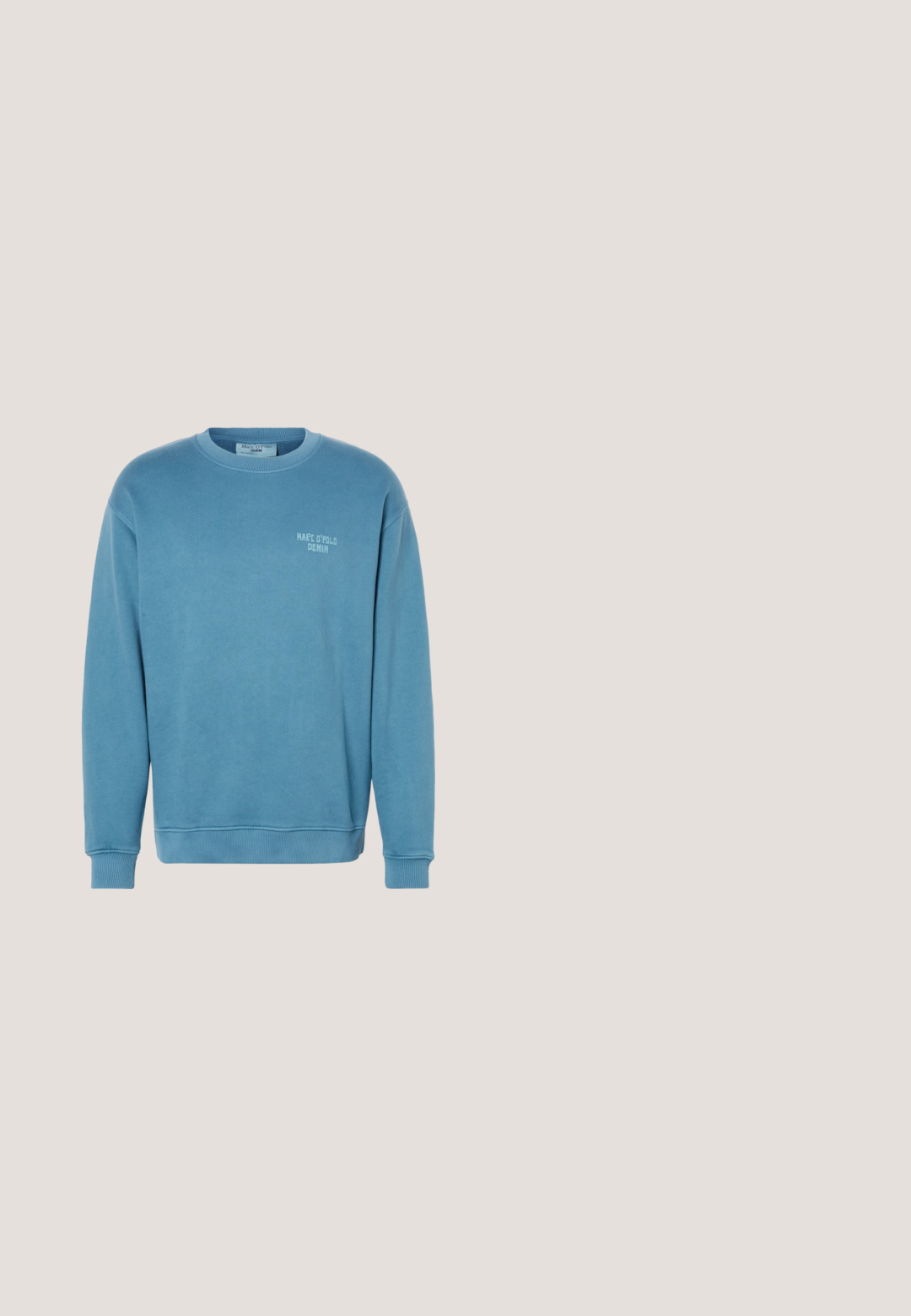 Svetlomodrá mikina s okrúhlym výstrihom, dlhými rukávmi a malým logom "Marc O'Polo Denim" na ľavej strane hrudníka.; Námornícky modrá košeľa-jaket z jemnej tkaniny, s dvoma náprsními vreckami, s predným zapínaním na gombíky a dlhými rukávmi s gombíkovými manžetami.; Svetlomodré džínsy s rovnou nohavicou, dizajnom s piatimi vreckami, jemným vyblednutím a kovovými akcentmi na páse a vreckách.; Hnedé kožené tenisky majú zaoblenú špičku, čierne akcenty pri golieri a modré šnúrky, umiestnené na svetlej drevenej podlahe.; Biely perlový náhrdelník so striebornými oddelovačmi s kamienkami a striebornou reťazovou sponou, zobrazený na jednoduchom svetlom pozadí.; Tmavohnedý kožený opasok so striebornou obdĺžnikovou prackou, stočený a položený na svetlom neutrálnom pozadí.