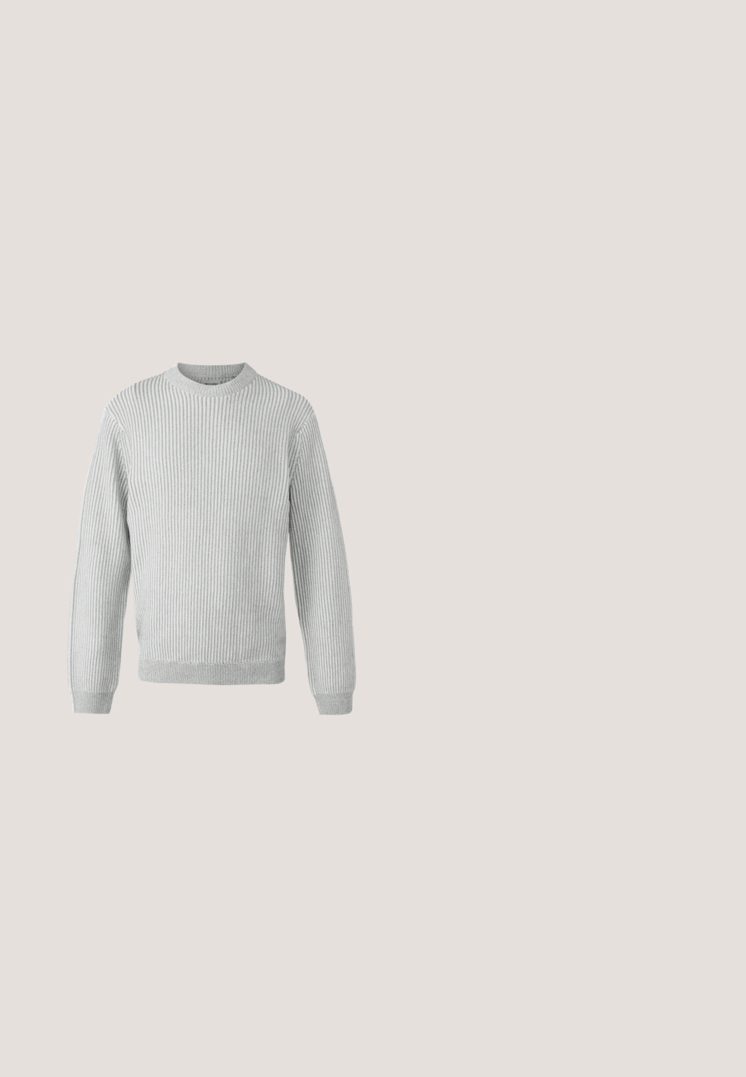 Pull en maille côtelée gris clair avec un col rond, des manches longues et un ourlet droit. Fabriqué en tissu doux et texturé.; Chemise boutonnée vert foncé avec un col, des manches longues et des boutons blancs. Tissu doux et texturé avec un ourlet légèrement arrondi.; Pantalon noir droit avec passants de ceinture et poches latérales sur fond blanc uni.; Mocassin en cuir noir avec semelle épaisse crantée et détail de bride penny, présenté en profil droit sur fond blanc.; Cravate en soie noire avec un motif texturé, accompagnée d'un mouchoir assorti, d'une épingle de revers en forme de fleur noire et d'une épingle en argent.; Ceinture en cuir noir avec une boucle en métal argenté, présentant une finition lisse et un design classique. La ceinture est enroulée avec l'extrémité pointée.