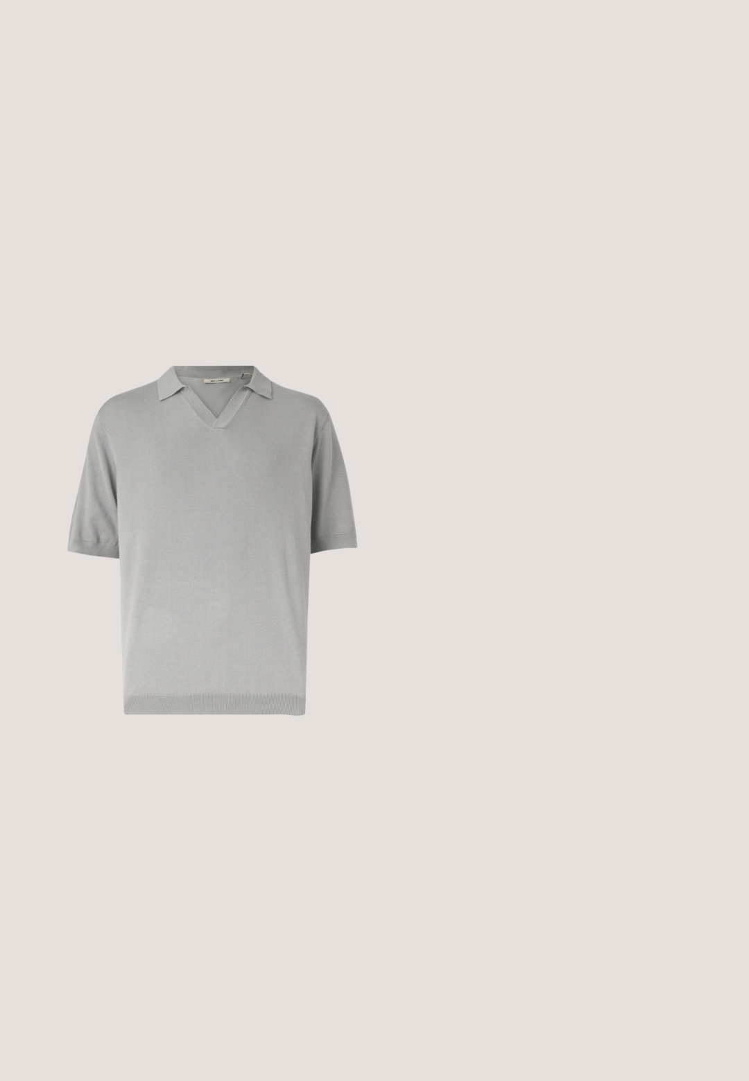 Polo en maille gris clair à manches courtes avec col et ourlet côtelés, doté d'une ouverture en V.; Veste kaki à manches longues avec col, deux poches avant à rabat et une fermeture éclair centrale argentée.; Shorts cargo beige avec multiples poches, fermeture par bouton et fermeture éclair, passants pour ceinture, et cordons de serrage à l'ourlet.; Bottines en cuir marron à lacets avec semelle épaisse et robuste et œillets métalliques, vue de côté sur fond gris clair uniforme.; Lunettes de soleil rectangulaires à monture en métal noir avec des verres teintés foncés reposant sur une surface blanche.; Collier de perles blanches avec des intercalaires en strass argentés et un fermoir chaîne en argent, présenté sur un fond clair uni.