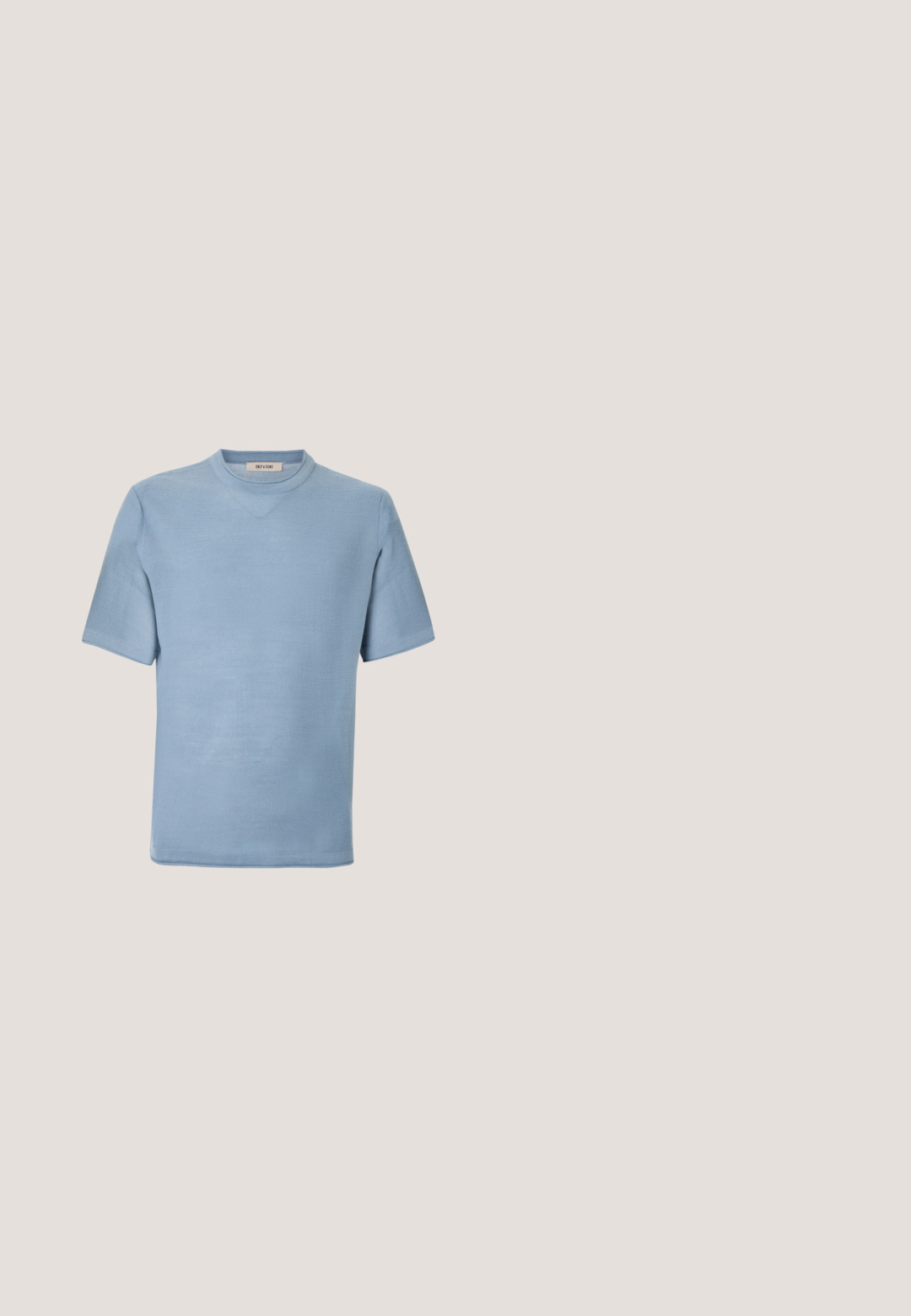 Chemise en maille bleu clair à manches courtes avec col rond et tissu texturé, portant l'étiquette "ONLY & SONS" à l'intérieur du col.; Veste bleu marine texturée avec une fermeture éclair à l'avant, deux poches poitrine à rabat, manches longues et col classique sur fond blanc.; Short noir longueur genou, coupe ajustée, avec passants de ceinture et fermeture par un seul bouton, présenté sur fond blanc uni.; Bottes de cheville en cuir bourgogne avec une finition lisse, bout rond, semelle en caoutchouc noir et œillets métalliques pour les lacets. Tirant à l'arrière.; Lunettes de soleil rectangulaires noires avec verres teintés bleus, vue en angle sur fond blanc.; Sac fourre-tout en toile bleue avec poche frontale et broderie rouge "O.N.S", doté de doubles poignées et d'une bandoulière réglable.