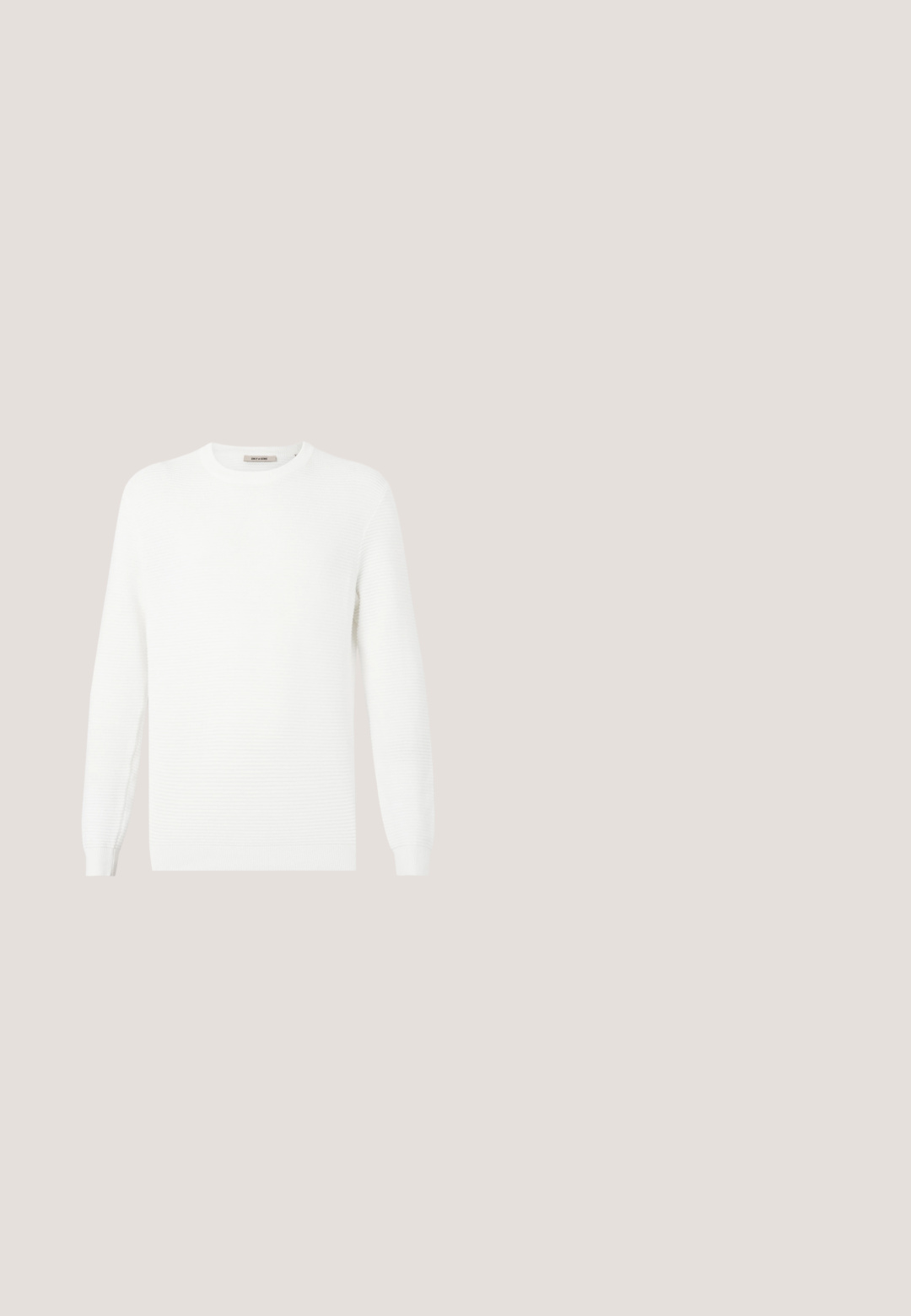 Pull en maille blanche avec un col rond et des poignets côtelés. La texture présente un motif subtilement rayé horizontalement.; Chemise en velours côtelé beige à manches longues, dotée de deux poches poitrine et d'une fermeture à boutons. Elle présente un col classique et un motif côtelé vertical texturé.; Pantalons gris clair, à jambe droite, fabriqués dans un tissu tissé lisse. Dotés d'une fermeture à bouton à l'avant et de poches latérales. Style minimaliste.; Baskets en cuir blanc avec une coque beige et une semelle en caoutchouc marron clair. Dotées de lacets blancs plats et d'un logo embossé sur le côté.; Sac fourre-tout en toile crème avec poche avant, deux poignées, bandoulière réglable et petit texte jaune "O.N.S" en bas à droite de la poche.; Ceinture en cuir marron roulée avec une boucle argentée gravée "JACK & JONES" sur fond blanc.