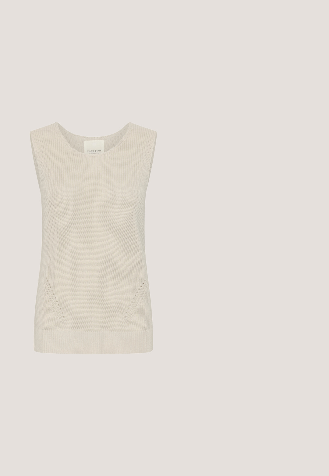 Gilet en tricot sans manches beige avec encolure ronde et motifs texturés subtils près de la taille.; Chemise de couleur crème en velours côtelé doux, avec un devant à boutons, des boutons noirs et deux poches poitrine. Col tailleur et manches longues.; Short beige à rayures verticales blanches, taille élastique et coupe ample, présenté sur fond blanc.; Baskets légères avec une tige en mesh beige, des accents blancs et des détails texturés en tan. Semelle en caoutchouc épaisse avec un motif ondulé unique.; Banane en cuir beige avec deux compartiments zippés et une bandoulière ajustable à boutons-pression, petit nom de marque embossé sur la poche avant.; Une paire de boucles d'oreilles rectangulaires en or lisse et brillant avec des bords légèrement courbés sur un fond blanc.