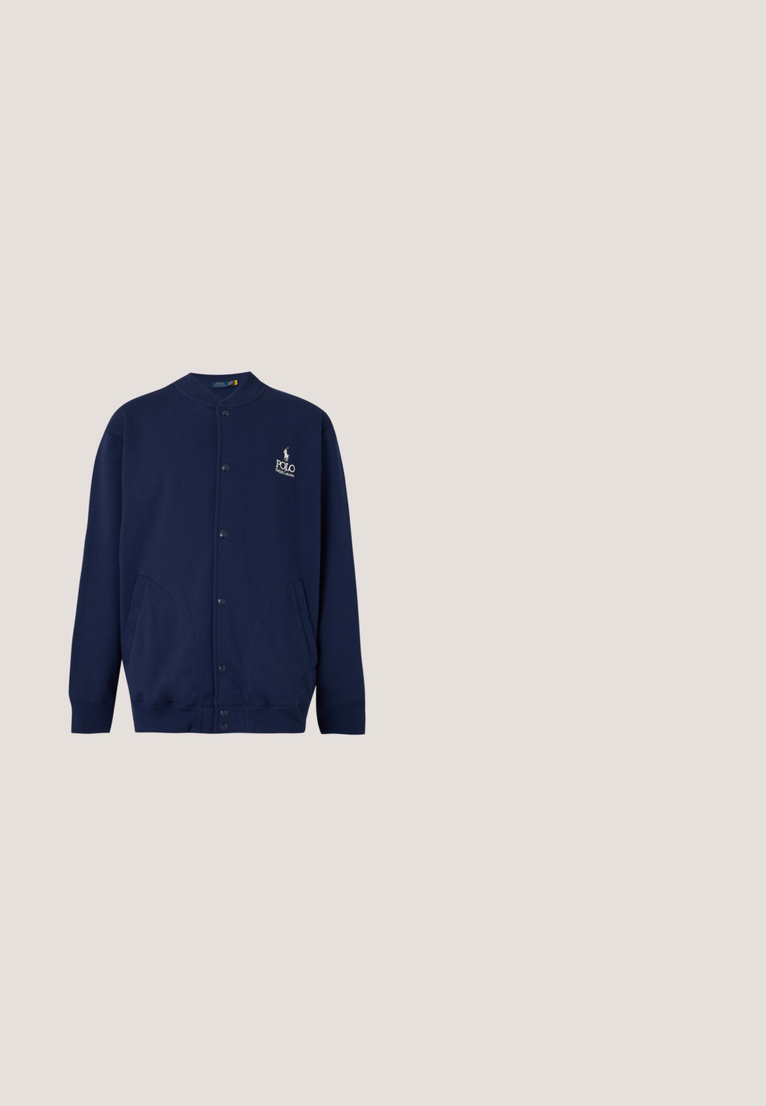 Tmavomodrý kardigán na gombíky so žebrovanými manžetami a lemem, s vyšívaným logom Polo Ralph Lauren v bielej farbe na ľavej strane hrudníka.; Ragbyové tričko s dlhým rukávom so širokými vodorovnými pruhmi v námorníckej modrej a svetlomodrej, bielym golierom a malým vyšívaným logom na hrudi.; Modré bavlnené šortky s plochým predným dielom, jedným gombíkom a pútkami na opasok. Rovný strih nohavíc bez viditeľných vzorov alebo akcentov.; Nízky biely teniska s modrou pätovou záložkou, bielymi šnúrkami a tmavým logom koňa a jazdca na boku, zobrazená zo strany.; Čierne obdĺžnikové slnečné okuliare s tmavými sklami a matným povrchom. Obsahujú vyrazené logo "POLO" na ramenách a pevnú konštrukciu.; Tmavomodrý pletený textilný opasok so striebornou prackou a hnedými koženými detailmi na slučke a špičke, zvinutý na svetlosivom pozadí.