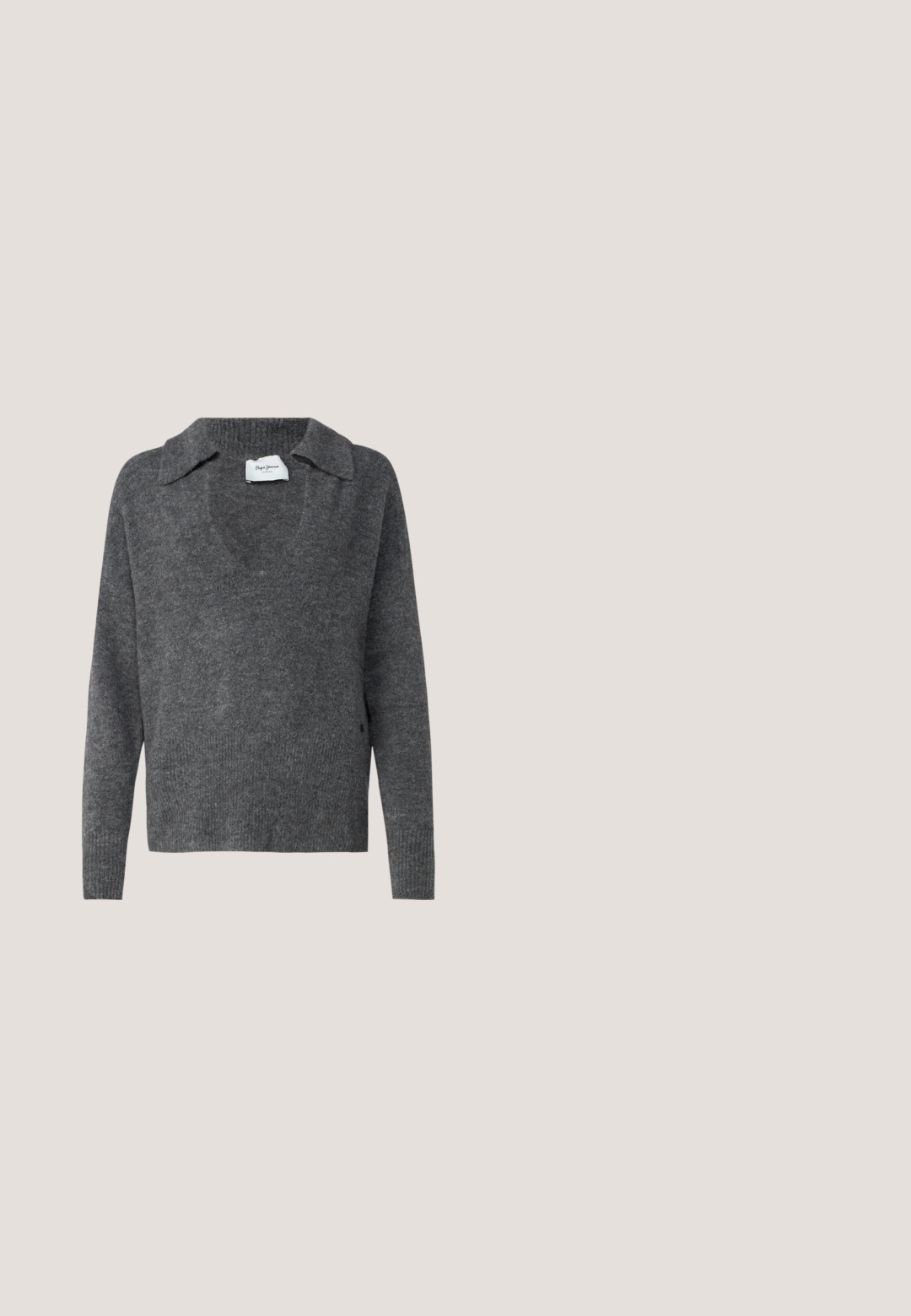 Grå strikket sweater med V-hals og krave. Har lange ærmer og en blød tekstur med ribbede detaljer ved kanten.; Kordskjorte med knapper i dyb bordeaux, med lange ærmer, to brystlommer med klapper og brune knapper foran.; Lys blå lige ben jeans lavet af denim. Har fem lommer, en klassisk knaplukning og subtil fading gennem stoffet.; Spids tå slingback hæl i et glat, blankt tan materiale. Har et buet udskæring design og en slank stiletto hæl. Sølv spænde detalje.; Tre lyserøde quiltede stofposer med blomsterbroderi, herunder en lille pung, en mellemstor lynlåspose og en større rektangulær taske.; Sølvfarvede øreringe med en glat, rundet form. Fremstillet af reflekterende materiale, med en diskret buet form og en metalhængsel.
