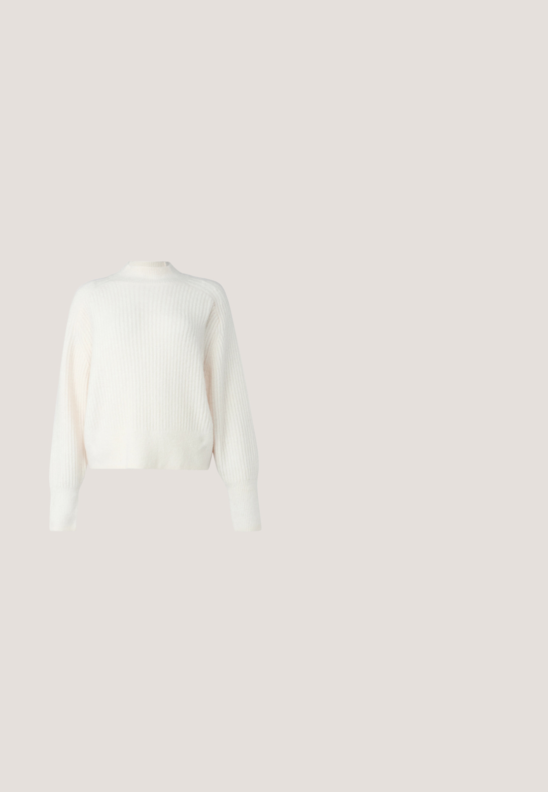 Pull en crème clair à côtes avec manches longues et col montant. Texture douce avec une coupe décontractée, présentant de légères lignes verticales.; Veste en denim bleu clair avec broderies florales, dotée de deux poches avant, fermeture par boutons et col classique. Coupe décontractée avec ourlet cousu.; Jean gris clair à jambes larges avec des motifs de tête de taureau rouges et jaunes et le texte "Ed Hardy 97" sur la zone avant de la taille.; Baskets blanches avec des griffonnages noirs incluant des cœurs, des signes de paix, des fraises, et la phrase "ONLY THE BRAVE" sur la semelle et les côtés.; Petit sac d'épaule en tissu rose doux avec une large sangle rembourrée et une fermeture éclair, doté d'une tirette ronde et d'un détail de logo circulaire.; Boucles d'oreilles créoles en métal argenté avec un design en spirale, comportant des lignes découpées et une finition brillante. Chaque boucle a une forme circulaire.