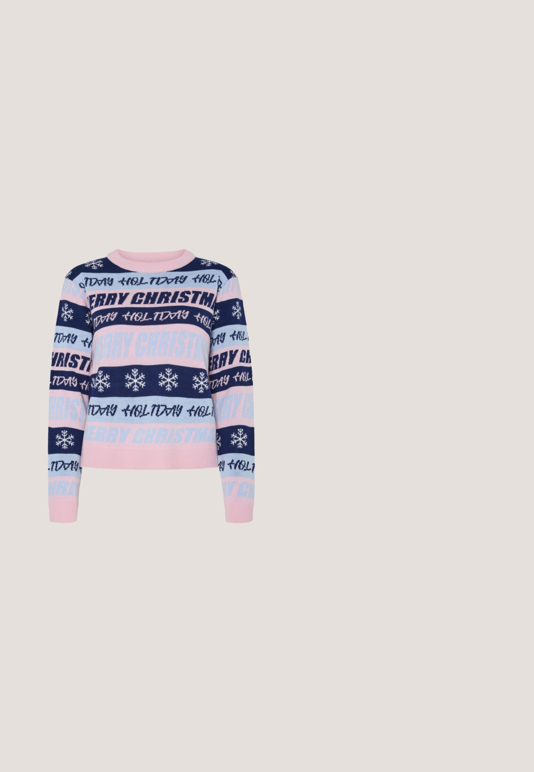Pull de Noël en tricot avec des rayures alternées de bleu marine, bleu clair et rose. Le texte inclut "JOLI NOËL" et des motifs de flocons de neige.; Chemise boutonnée en velours côtelé de couleur bordeaux foncé, manches longues, deux poches à rabat sur la poitrine et boutons marron sur le devant.; Pantalons bordeaux à coupe décontractée avec une taille élastique, présentant des bandes latérales blanches et une texture de tissu lisse. Design à jambes larges.; Botte de cheville en suède violet avec un bout arrondi, des détails cousus et une semelle en caoutchouc épaisse ; dotée d'une languette à l'arrière pour un enfilage facile.; Petit sac à bandoulière en cuir marron foncé avec bandoulière nouée et fermeture éclair supérieure, sur un fond clair uni.; Boucles d’oreilles créoles en forme d’étoile argentée avec une finition lisse et polie sur un fond blanc uni.