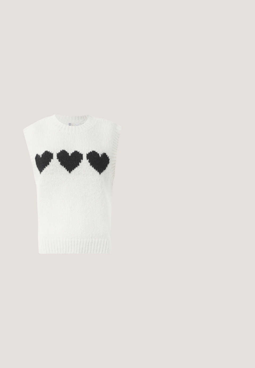 Hvid strikket ærmeløs sweater med tre sorte hjerter på brystet. Ribbet halsudskæring og kant med struktureret stof.; Lyserød bluse med korte flæseærmer, diamantmønstret smocket overdel og et lille nøglehul foran, der er bundet med stofsnore.; Lyserød textureret mininederdel med bred talje og rynket stofdetalje på ensfarvet baggrund.; Sorte patentlæder Mary Jane-sko med rund tå, justerbar spænde, lav blokhælhæl og glat, blank finish.; Lille skuldertaske i pastel lyserød med justerbar strop og frontsløjfe med guldspidsdetaljer på ensfarvet baggrund.; Sølv kædearmbånd med store ovale led og en poleret hjerteformet charm med et indgraveret Design på en ensartet baggrund.