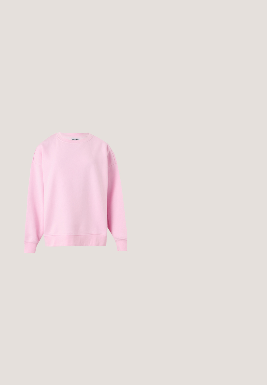 Lichtroze sweater met lange mouwen en ronde hals, met geribde boorden en zoom, afgebeeld op een witte achtergrond.; Blauwe spijkerjasje met kraag, twee voorzakken, lange mouwen en sluiting met knoppen aan het midden.; Donkerblauwe rechte denim jeans met knoop- en ritsluiting aan de voorkant en zichtbare oranje stiksels.; Witte lage Lacoste sneaker met gouden logo aan de zijkant, witte veters en rubberen zool tegen een neutrale achtergrond.; Twee witte textiele cosmetica tassen, waarvan er één rechthoekig is met een bovenhandgreep, met een geribbelde textuur en kleine strikjes aan de zijkanten. De andere is cilindrisch.; Gouden creolen met rechthoekige turquoise gemstones gelijkmatig geplaatst langs de buitenrand, weergegeven tegen een effen lichte achtergrond.