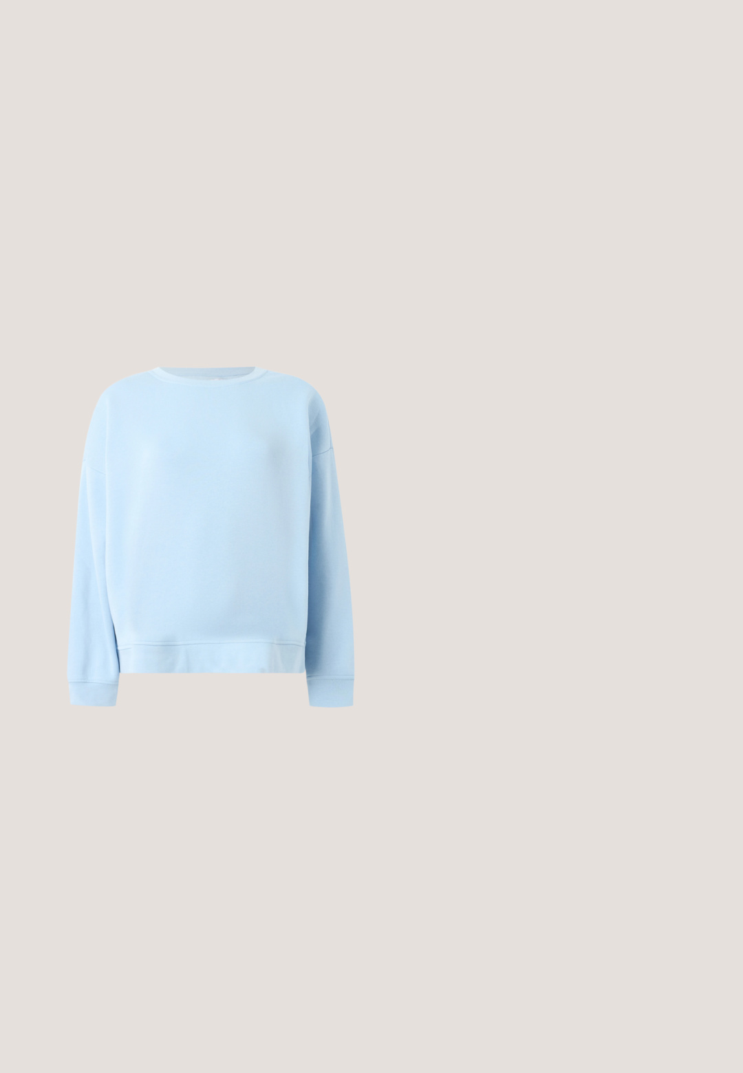 Sweat-shirt bleu clair à manches longues avec col rond, poignets et ourlet côtelés, présenté sur fond blanc.; T-shirt vert clair à manches courtes en tissu doux, avec un col rond et un petit logo brodé sur la poitrine.; Jean large taille haute bleu clair avec boutons sur le devant, fermeture éclair, passants de ceinture, et poches avant sur un fond uni.; Baskets basses de couleur crème avec des coutures ondulées, une fermeture à lacets et une semelle crantée, vues de côté sur un fond uni.; Sac à main rectangulaire de couleur crème avec une seule sangle et une fermeture éclair sur le dessus, comportant une petite plaque de logo embossé à l'avant.; Collier chaîne fine en argent avec un petit pendentif rond en argent, fermé par un fermoir mousqueton sur un fond blanc uni.