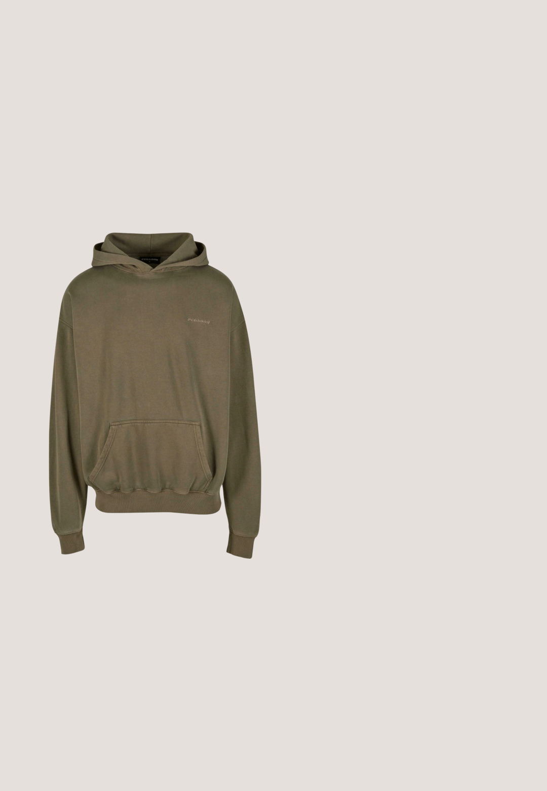 Sudadera color oliva hecha de tela suave, con un bolsillo frontal, puños de canalé y un cordón en la capucha, con un sutil detalle de logo.; Chaqueta de mezclilla azul claro con un cuello puntiagudo, mangas largas, bolsillo en el pecho y costuras visibles; ajuste relajado y textura desgastada.; Pantalones cargo marrones con cintura elástica, detalles de cordón, dos bolsillos laterales y piernas más anchas con dobladillos ajustables.; AllSaints LANG - Botines - brown; Bufanda de punto en gris oscuro y negro, con un patrón texturizado y extremos redondeados. Pequeño parche del logo cerca de un extremo. Material suave y cálido.; Cinturón de cuero marrón con un acabado texturizado, que presenta una hebilla de latón con tres puntas y dos remaches metálicos para ajuste.