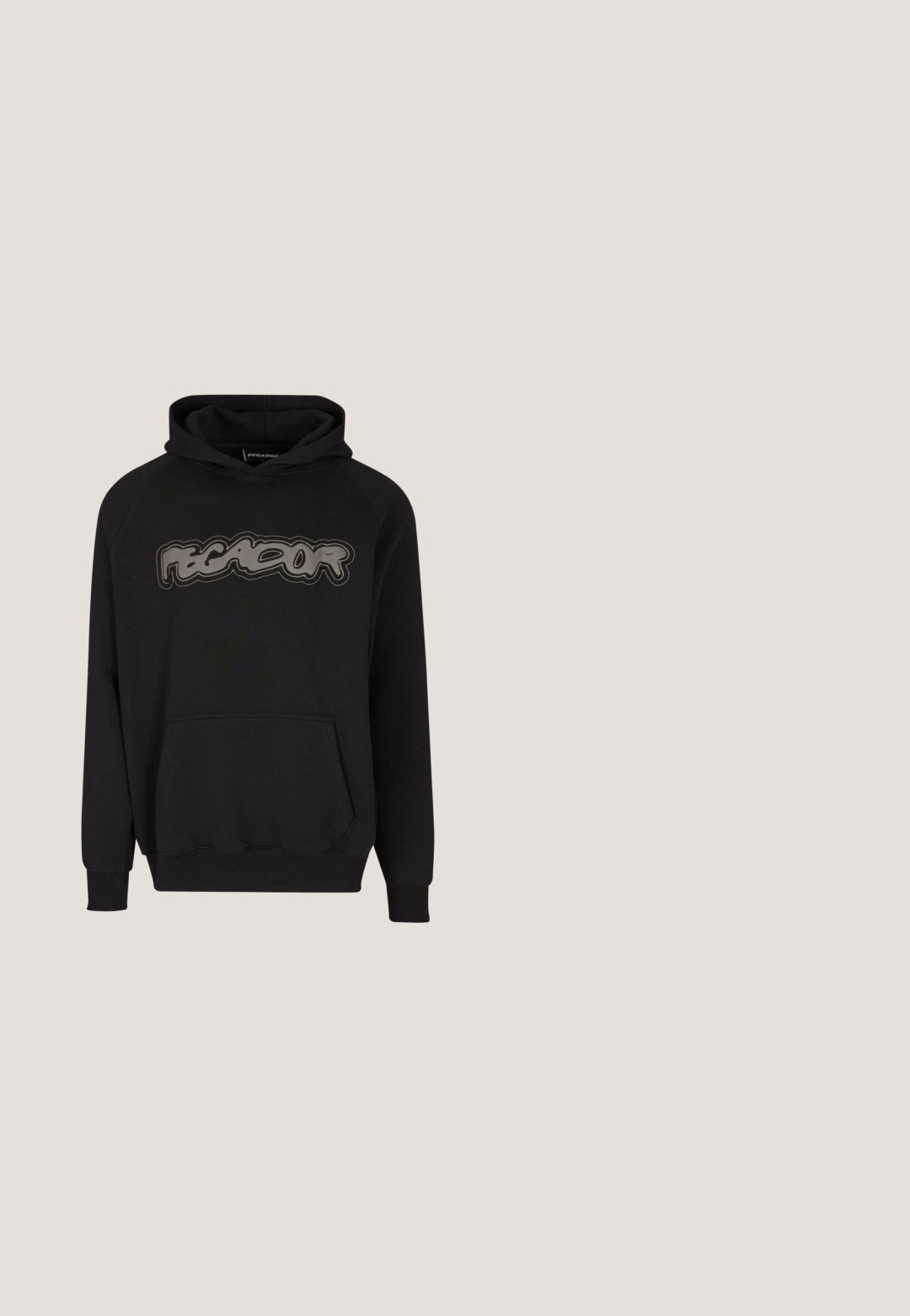 Zwarte hoodie met raglanmouwen, een voorvak en een groot grafisch logo in een contrasterende kleur over de borst.; Zwart katoenen T-shirt met een grote witte "I", een rood hart en witte "NY" afbeelding. Klassiek ontwerp met ronde hals en korte mouwen. Simpel en gedurfd.; Zwarte cargobroek met elastische boorden, zijflappockets, voorzakken, riemlussen, knoop- en ritssluiting.; Zwarte sportieve sneakers met een chunky zool, mesh panelen en rubberen accenten. Voorzien van een trekband aan de hak en gestructureerde patronen.; Zwarte stoffen schoudertas met een verstelbare strap, voorflap en een ritsvak. Heeft merkhardware en een compacte rechthoekige vorm.; Zwarte geweven stoffen riem opgerold met matte zwarte rechthoekige metalen gesp met subtiele merktekst.