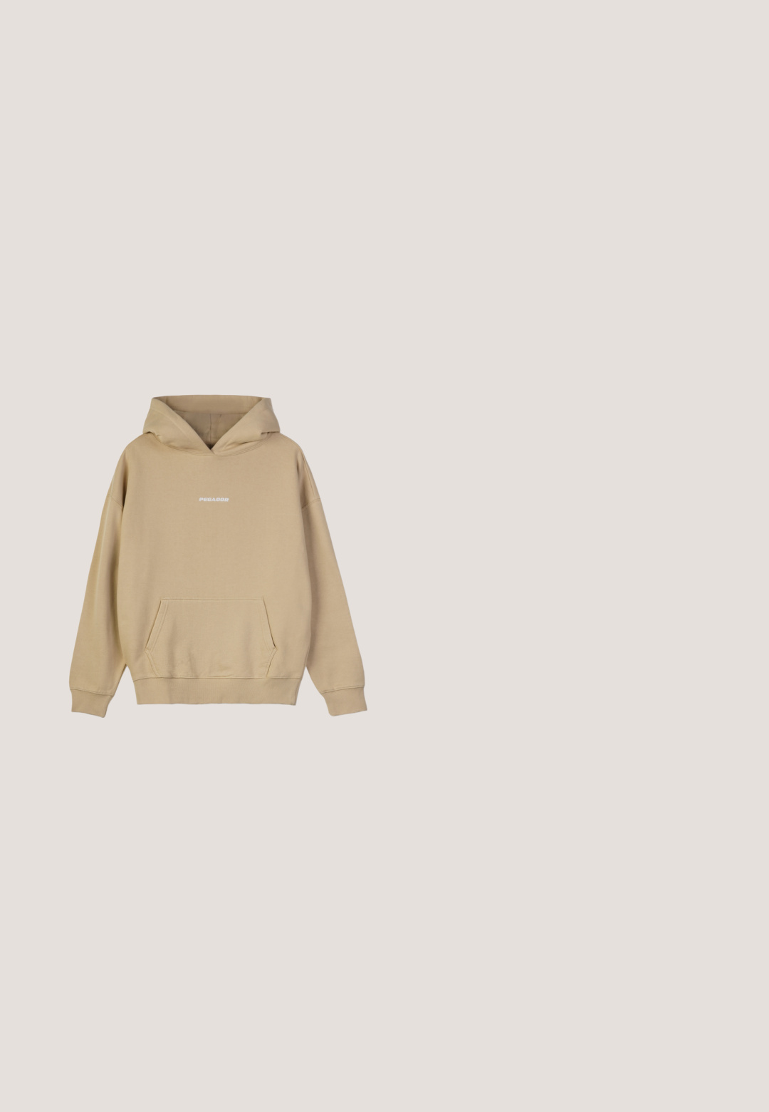 Beige Kapuzenpullover aus einem baumwollähnlichen Material. Verfügt über eine frontale Kängurutasche und ein weißes "PEGADOR"-Logo auf der Brust.; Beige Langarmshirt aus weichem Stoff, mit Knopfverschluss, zwei Brusttaschen und geradem Saum. Dezente Logo-Stickerei auf der Vorderseite.; Beige Cargo-Hose mit weitem Bein, zwei großen Seitentaschen, Vordertaschen und einem Kordelzugdetail am Saum. Baumwoll-Mischgewebe.; Weiße Leder-Sneaker mit einer dicken, strukturierten Gummisohle, ausgestattet mit Schnürverschluss und Nahtdetails. Rund zulaufende Zehenkappe und unterstützendes Design für den Knöchel.; Rippenbrauner Schal aus weichem Material, rechteckige Form, mit gleichmäßiger Textur und ohne sichtbare Muster oder Akzente.; Kamelbraune Umhängetasche aus glattem Material, mit Reißverschluss, verstellbarem Riemen mit gewebtem Markenlogo und einem goldenen Logodetail.