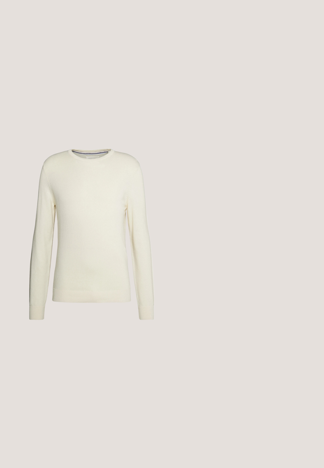 Cremefarvet sweater med rund hals, lange ærmer, ribbede manchetter og kant. Fremstillet af blødt strikket stof uden mønstre eller pynt.; Rundhals kortærmet t-shirt i ensfarvet hvid, lavet af blød bomuld, har et simpelt design uden synlige mønstre eller detaljer.; Lysblå denimbukser med lige ben, falmede detaljer og traditionelt fem-lomme design. Lukkes med lynlås og knap foran.; Hvide snørresneakers svævende over en træbænk med grønne planter i baggrunden, der fremhæver skodesign og tekstur.; Kremfarvet lærredstote-taske med frontlomme, to håndtag, justerbar skulderrem og lille gul "O.N.S" tekst i nederste højre hjørne af lommen.; Brun læderbælte med en rektangulær sølvspænde, glat tekstur og en tilspidset design i den ene ende. Har flere hulindstillinger.
