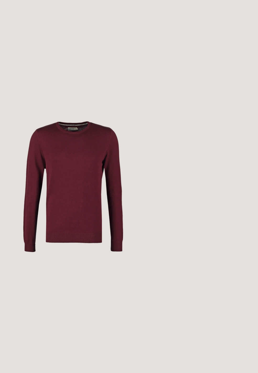 Pull en jersey bordeaux avec un col rond, fabriqué en tissu lisse, doté de manches longues et de poignets et ourlet côtelés pour une texture supplémentaire.; Veste boutonnée texturée beige à manches longues, avec col, poche poitrine sur le côté droit et boutons foncés sur le devant et les poignets.; Jean en denim bleu foncé avec coupe droite, design à cinq poches et surpiqûres contrastées. Comprend une ceinture unie et une fermeture par bouton en métal.; Bottines Chelsea noires en cuir avec panneaux élastiques sur les côtés, bout rond et languette, présentant un petit talon bloc et une texture lisse.; Sac messenger noir en matériau synthétique texturé, quincaillerie argentée, bandoulière réglable, avec plaque logo à l'avant et fermeture éclair.; Ceinture en cuir noir avec une texture lisse, boucle rectangulaire en argent et une boucle pour l'extrémité. Présente des coutures soignées le long des bords.