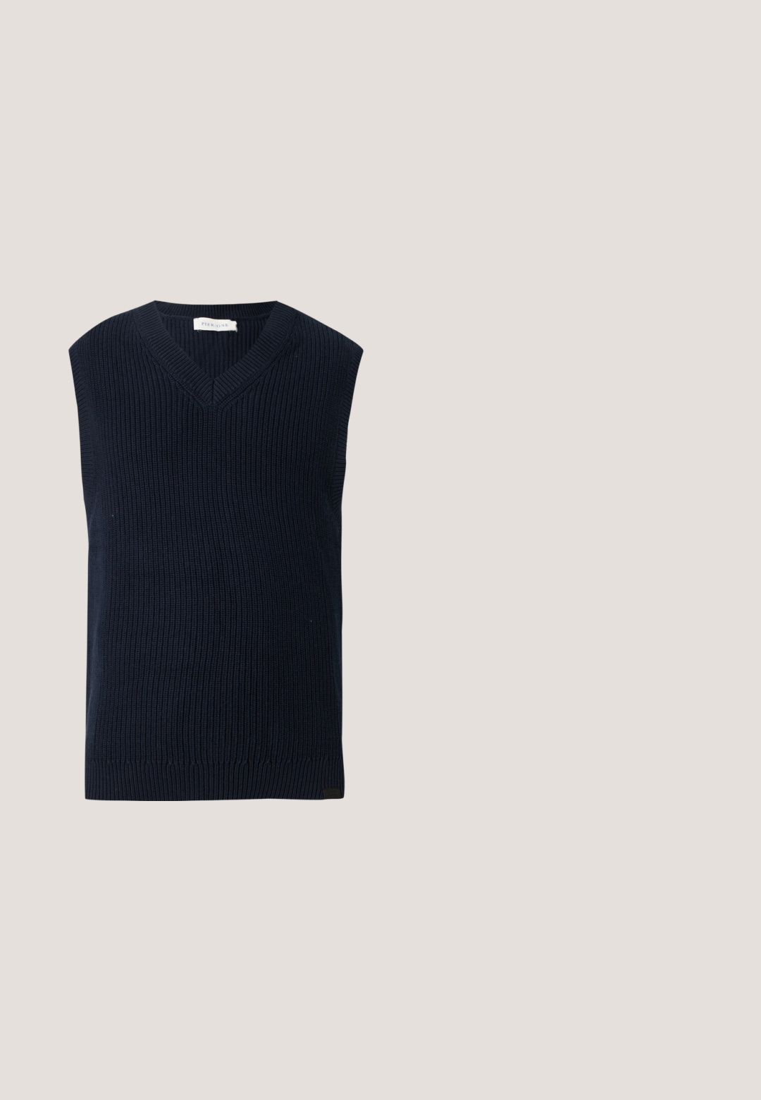 Marineblå ærmeløs strikket sweatervest med V-hals og ribkant, vist på en enkel lys baggrund.; Kortærmet blå og hvid vertikalt striped skjorte med krave og lille logo på venstre bryst.; Marineblå bukser lavet af stof med en glat tekstur, med lige ben, knaplukning og en enkelt frontfold.; Mørkeblå ruskindslommer med frynset rem og gummisål, vist i sideprofil på en neutral baggrund.; Rektangulære solbriller med en blå gennemsigtig ramme og mørkebrune linser. Stavene har teksturerede sorte accenter for bedre greb.; Tote bag lavet af hvidt lærred med marineblå accenter. Har to robuste håndtag og et logo-patch på fronten. Firkantet form.