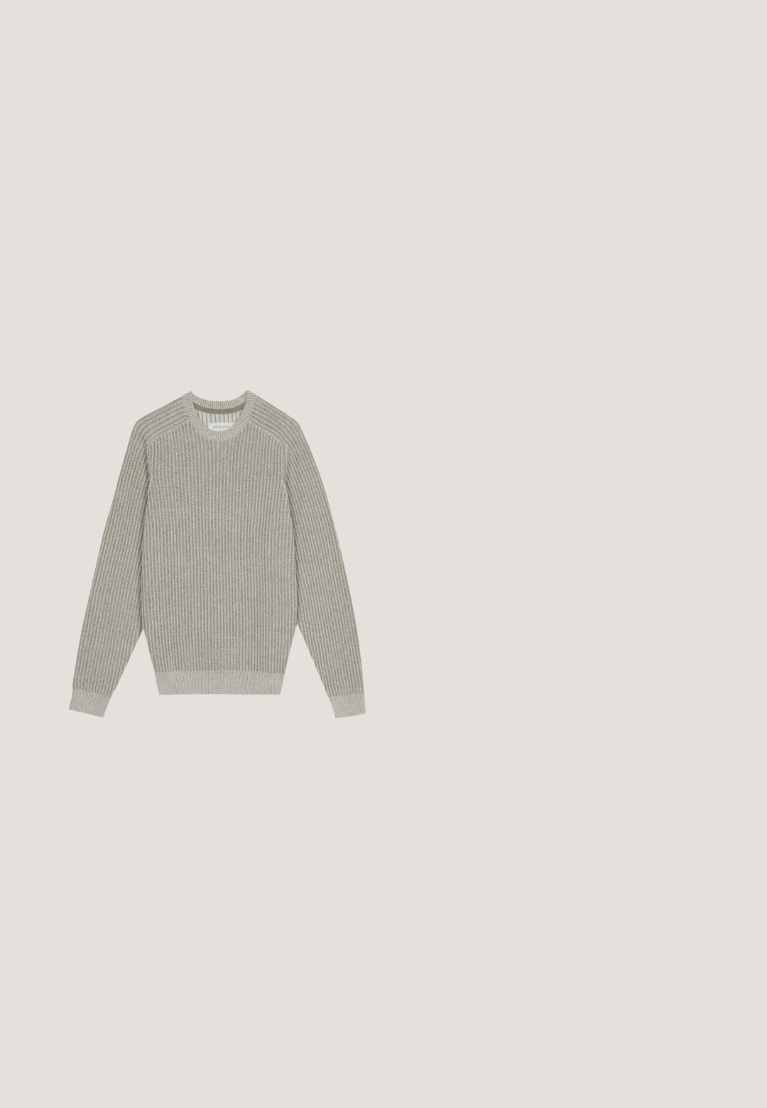 Hellgrauer Strickpullover mit gerippter Textur, Rundhalsausschnitt und langen Ärmeln. Einfaches Design, elastische Säume, minimale Details.; Beiges Langarmhemd mit Knöpfen, Kragen und einer Brusttasche aus robustem Stoff.; Grau gefaltete Hose mit entspannter Passform, aus leichtem Stoff gefertigt. Verfügt über Vordertaschen und einen Knopfverschluss an der Taille.; Weiße Leder-Sneaker mit einem niedrigen Design, strukturiertem Gummisohle und dem "ALLSAINTS"-Logo an der Seite. Standard Schnürverschluss.; Beige Canvas-Shopper mit Fronttasche, zwei Griffen, verstellbarem Schulterriemen und kleinem gelbem "O.N.S"-Text unten rechts auf der Tasche.; Brauner Ledergürtel mit silberner rechteckiger Schnalle, mehreren Einstelllöchern und einer genähten Lederschlaufe. Glatte Textur.