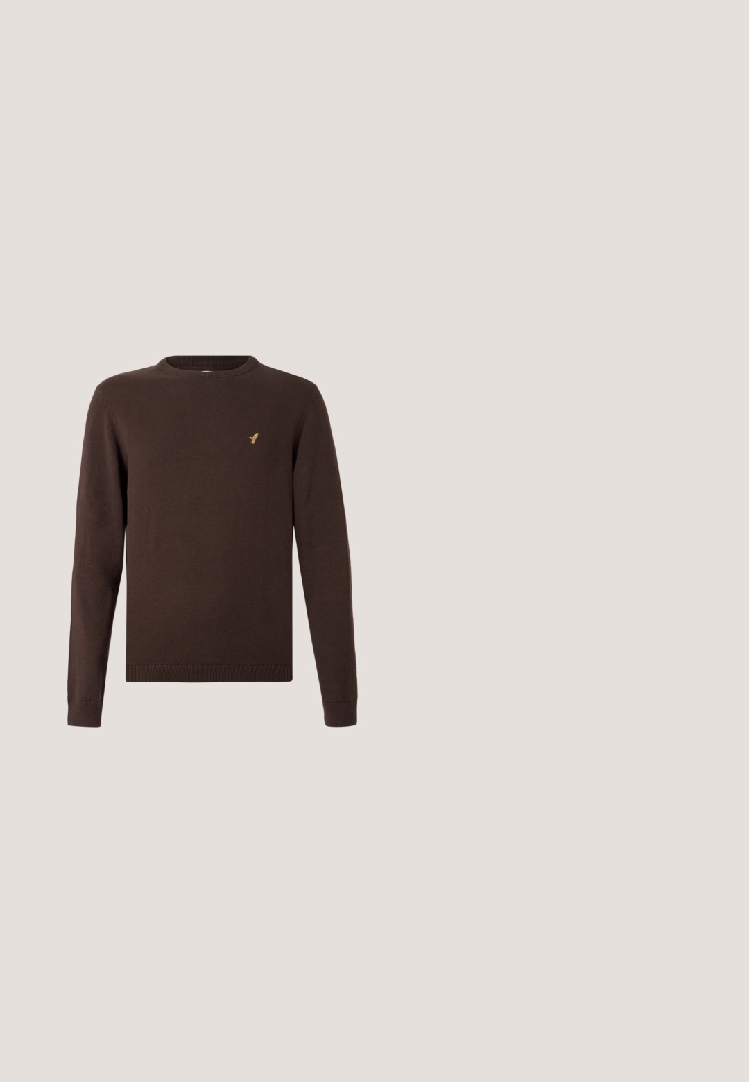 Brauner gestrickter Pullover mit langen Ärmeln, rundem Ausschnitt und gerippten Säumen. Auf der Brust befindet sich ein kleines goldenes Vogel-Logo.; Braunes langärmeliges Hemd-Jackett mit Knöpfen, zwei großen, mit Knöpfen verschlossenen Brusttaschen und klassischem Kragen vor einfarbigem Hintergrund.; Beige Schlaghose aus einem Baumwollmix, mit Knopfverschluss, Gürtelschlaufen und flacher Vorderseite mit glatter Textur.; Braune Wildleder Chelsea-Stiefel mit elastischen Seiteneinsätzen, flachem Absatz und einer Zugschlaufe an der Rückseite. Glatte Textur und stromlinienförmiges Design.; Dunkelbraune Crossbody-Tasche aus strukturiertem Leder mit mehreren reißverschlussgesicherten Fächern und einer Vordertasche mit Klappe.; Dunkelbrauner Leder-Gürtel mit silberner rechteckiger Schnalle, ordentlich auf einem schlichten weißen Hintergrund aufgewickelt.