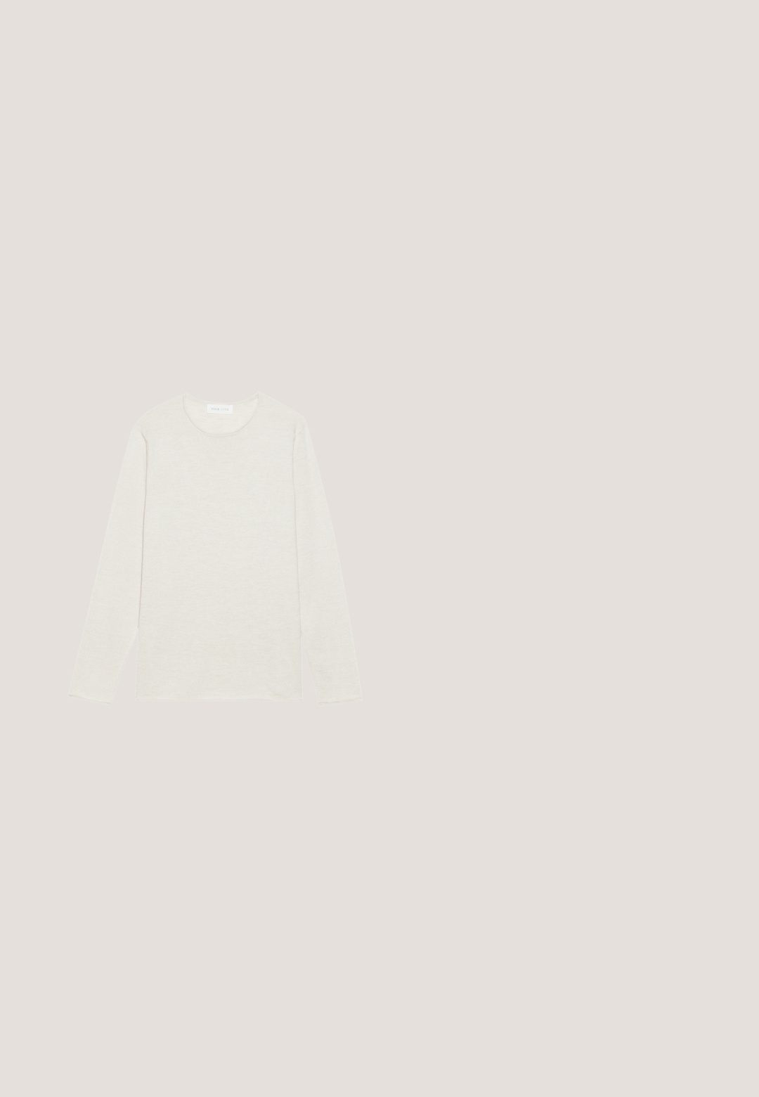Creme langærmet t-shirt lavet af blødt strikket stof. Har en rund halsudskæring og en afslappet pasform uden synlige mønstre eller accenter.; Oliven grøn jakke lavet af tung bomuld, med en spids krave, frontknapper og to store påsætningslommer. Inkluderer et lille logo patch.; Beige bukser med lige ben, knaplukning, bæltestropper og forlommer, vist mod en hvid baggrund.; Hvide lædersneakers med en glat tekstur, rund tå, lav profil og diskret branding på siden. Polstret krave og snørebånd.; Stor brun lærredsnettaske med to korte og lange håndtag, trykknaplukning og et lille blåt stofmærke nederst.; Brunt læderbælte med en rektangulær sølvfarvet metalspænde, rullet sammen på en hvid baggrund.