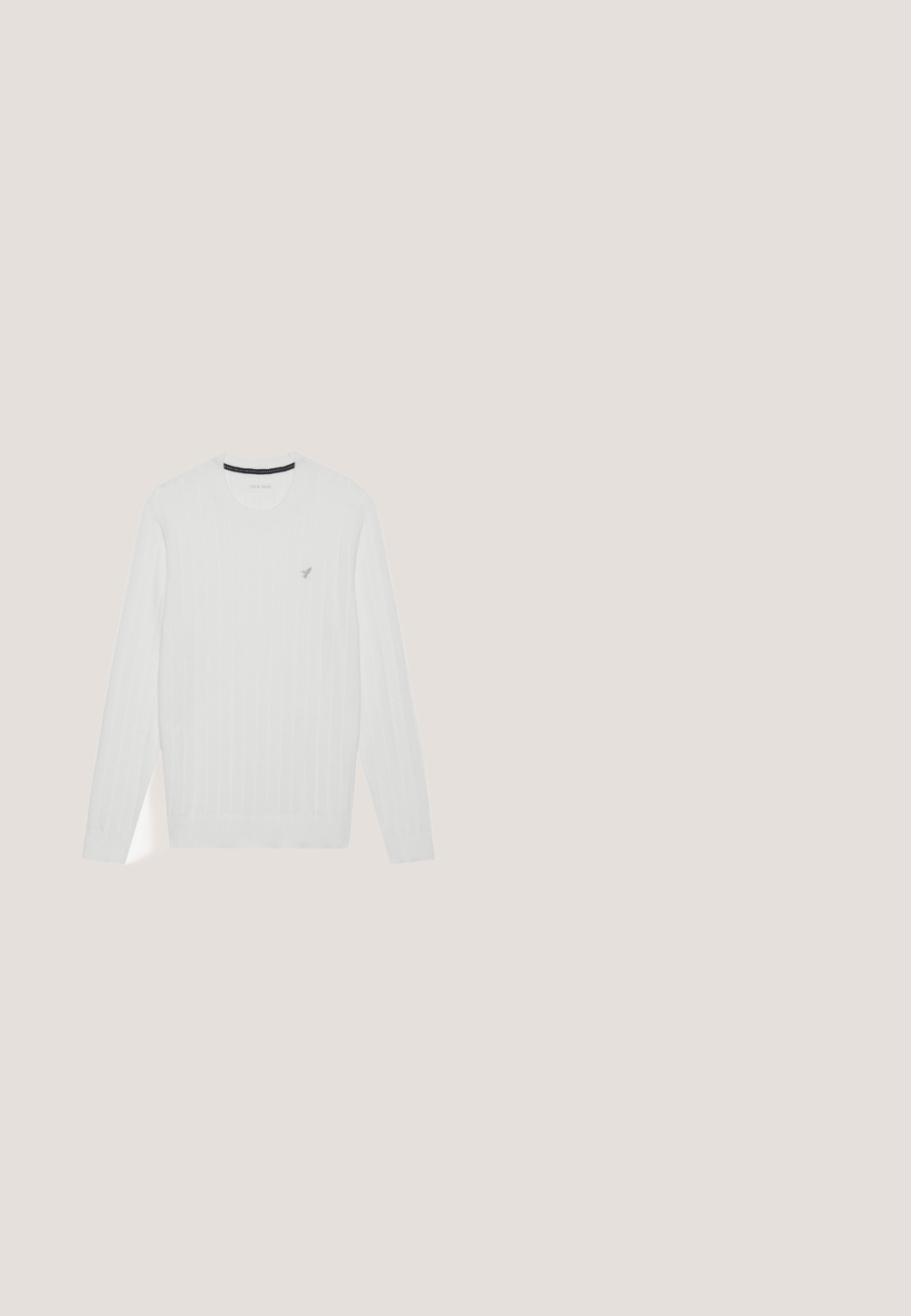 Weißer, gerippter Pullover mit langen Ärmeln und Rundhalsausschnitt. Verfügt über ein kleines Logo auf der Brust und einen strukturierten Stoff.; Schwarze Langarmbluse mit durchgehender Knopfleiste, zwei Brusttaschen und einem strukturierten Kragen. Hergestellt aus einem strapazierfähigen Stoff mit einer glatten Textur.; Schwarze Hose aus weichem Stoff mit einem Bündchen zum Zuziehen, schlanker Passform und zulaufendem Bein. Keine auffälligen Muster oder Akzente.; Schwarze Wildleder Chelsea-Stiefel mit elastischen seitlichen Einsätzen, runder Spitze, Zuglasche und einem niedrigen Blockabsatz, die für einen einfachen Tragekomfort entworfen wurden.; Schwarze Leder-Crossbody-Tasche mit strukturiertem Finish, ausgestattet mit einem oberen Reißverschluss und einer vorderen Reißverschlusstasche. Kompaktes und quadratisches Design.; Schwarzer Ledergürtel, zusammengerollt mit rechteckiger silberner Metallschnalle auf schlicht hellem Hintergrund.