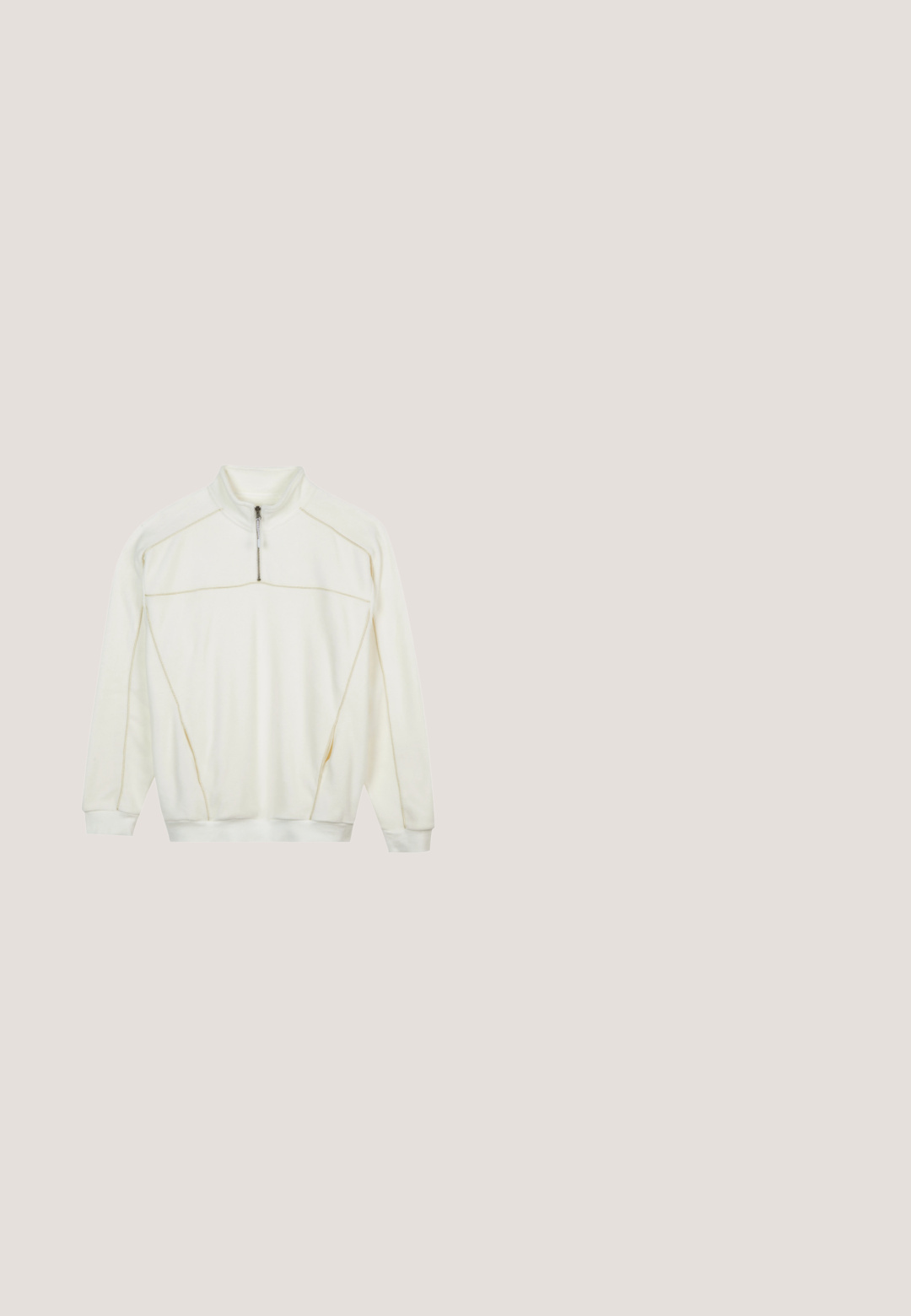 Off-white quarter-zip sweatshirt med lange ærmer, synlige beige syninger, ribstrikkede manchetter og høj krave.; Cremefarvet kortærmet t-shirt med rund halsudskæring og lille sort "Les Deux"-logo på venstre bryst.; Beige shorts lavet af letvægtsstof, med elastisk talje, snoretræk og sidelommer med kontrasterende syninger.; Hvid og beige atletiksneaker med mesh- og ruskindspaneler, tekstureret sål og "EST 1969" mærkning på hælområdet.; Storebriller i sort med geometrisk design, mørketonede linser og ramme med mat finish. Har et diskret logo på siden.; Sort rektangulær crossbody-taske med justerbar rem, mærket "Karl Lagerfeld Jeans" med mørke bogstaver foran.