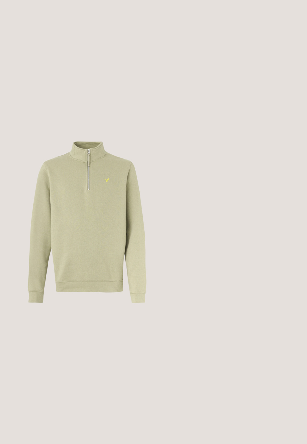 Hellgrüner Sweatshirt mit Reißverschluss, langen Ärmeln, gerippten Bündchen und kleinem gelbem Logo auf der Brust. Hergestellt aus weichem Stoff.; Helles blaues Kurzarmhemd aus glattem Stoff, mit einem Knopfverschluss-Design und einem kleinen weißen Nike-Logo auf der Brust.; Schwarze leichte Hose mit elastischem Bund, Kordelzug, seitlichen Reißverschlusstaschen, vorgeformten Knien und Reißverschlüssen an den Knöcheln.; Weißer und schwarzer Nike P-6000 Sneaker mit Mesh-Einsätzen, Schnürdesign und strukturierter Sohle, seitlich dargestellt.; Weiße Plastiksunglasses mit grauen Gläsern neben einem schwarzen Stoffbeutel mit einem weißen "URBAN CLASSICS"-Logo in fetter Schrift.; Armband aus silberfarbenem Metall mit abwechselnd rechteckigen und ovalen Gliedern, verstellbarem Verschluss und kleinem runden Anhänger auf weißem Hintergrund.