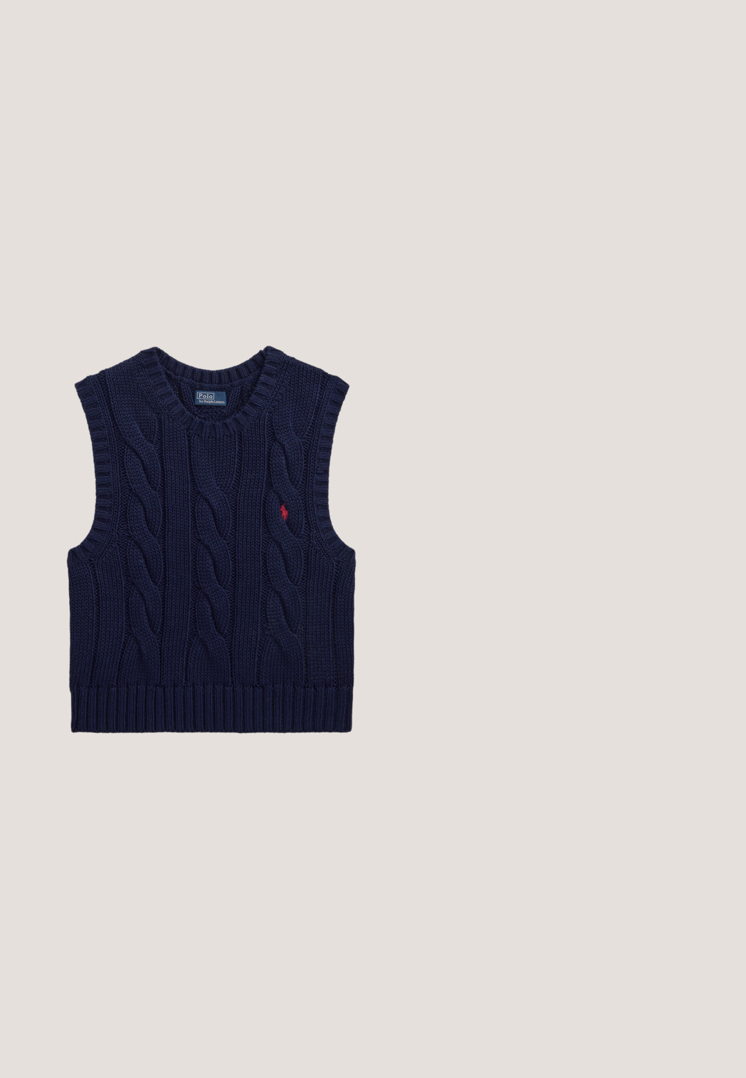 Chaleco de punto sin mangas azul marino con diseños de trenzas, bordes acanalados y un pequeño logo rojo en el pecho izquierdo.; Camisa de manga larga azul marino hecha de algodón, con cuello puntiagudo, botones blancos y un logo sutil en el pecho. Textura lisa.; Falda midi plisada color crema con una cinturilla ajustada, colgando recta contra un fondo liso.; Mocasín de cuero marrón con tacón bajo apilado y detalle de hebilla metálica dorada en la parte superior, mostrado en perfil lateral sobre un fondo liso.; Pañuelo de seda colorido con patrones florales y de follaje, anudado en un nudo suelto con extremos puntiagudos, que presenta una pequeña etiqueta de marca negra.; Cinturón de cuero marrón con hebilla dorada y pequeño logo dorado RLL en la trabilla, colocado plano sobre un fondo gris claro.