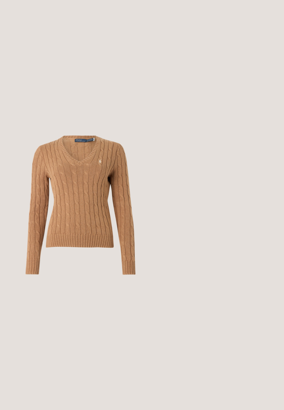 Pull à col en V en maille torsadée marron clair avec manches longues et poignets et ourlet côtelés, arborant un petit logo brodé sur la poitrine.; Débardeur beige et blanc à rayures horizontales, sans manches, avec encolure arrondie et étiquette Lauren Ralph Lauren à l'arrière.; Jean taille haute à jambes larges en denim bleu moyen. Comprend des poches plaquées à l'avant et des coutures apparentes. Texture lisse et douce.; Mocassin en cuir marron avec des accents en lacets et des œillets dorés, présentant une pointe arrondie et une semelle en caoutchouc avec de petites rainures pour la traction.; Sac hobo en daim marron avec une forme incurvée, une bandoulière unique, et un détail de fermeture doré à l'avant. Texture lisse, design minimaliste.; Paire de boucles d’oreilles créoles en or avec un motif chevron texturé courant verticalement autour de la surface sur fond blanc.