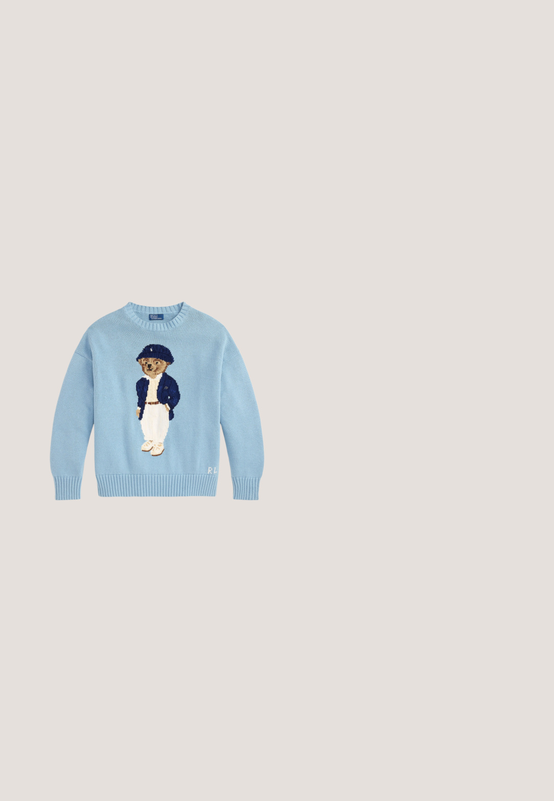 Lyseblå strikket sweater med en brun bjørn iført en marineblå kasket, marineblå jakke, hvide bukser og hvide sko i strikket design foran.; Lys blå skjorte med lange ærmer og en hvid kontrastkrave. Har en glat overflade og fem knapper foran.; Blå jeans med høj talje og lige ben, der er falmet foran og har klassisk fem-lomme design, knaplukning og lynlås.; Navyblå ruskindspumps til kvinder med spids tå, lav kittenhæl og tanfarvet indre foring på ensartet lys baggrund.; Beige lærreds-totepose med brune læderdetaljer og håndtag, med en brun broderet polo-spillerlogo på forsiden.; Mørkeblå blank læderbælte med guldt RL-logospænde og flere justeringshuller på en lys baggrund.
