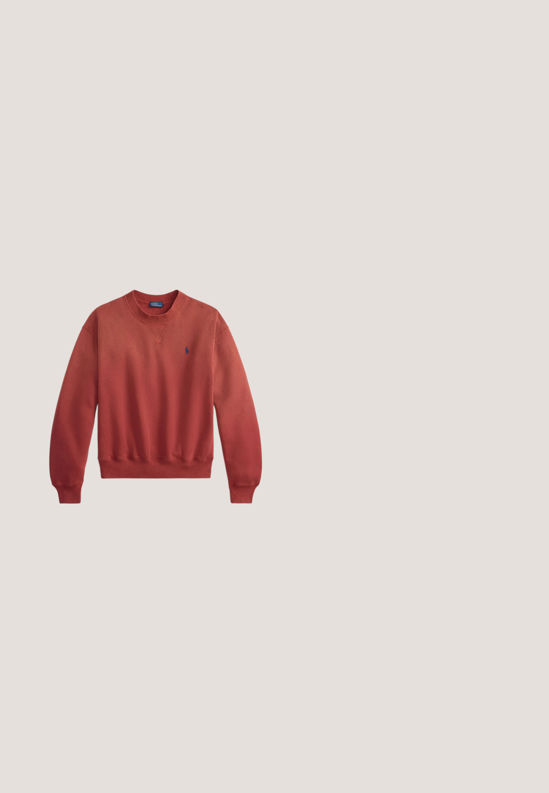 Sudadera roja hecha de mezcla de algodón, con cuello redondo, puños y bajo acanalados, y un pequeño logo azul en el pecho izquierdo.; Jeans de mezclilla blanca con un diseño de pierna recta, estilo de cinco bolsillos y detalles de hardware en color cobre. Acabado sin dobladillo en los tobillos.; Zapato tipo mocasín de cuero marrón con detalles cosidos y parte trasera elástica, con una suela texturizada para mayor agarre.; Gafas de sol de carey con un gran marco rectangular, lentes marrones degradados y detalles en dorado en las patillas.; Bolso de mano de ante marrón en forma de media luna con correa ajustable de cuero oscuro y detalle de hebilla en tono dorado sobre un fondo liso.; Cinturón de cuero burdeos con una textura suave, que presenta una hebilla de tono dorado y un acento de logo. Diseño clásico con cinco agujeros de ajuste.