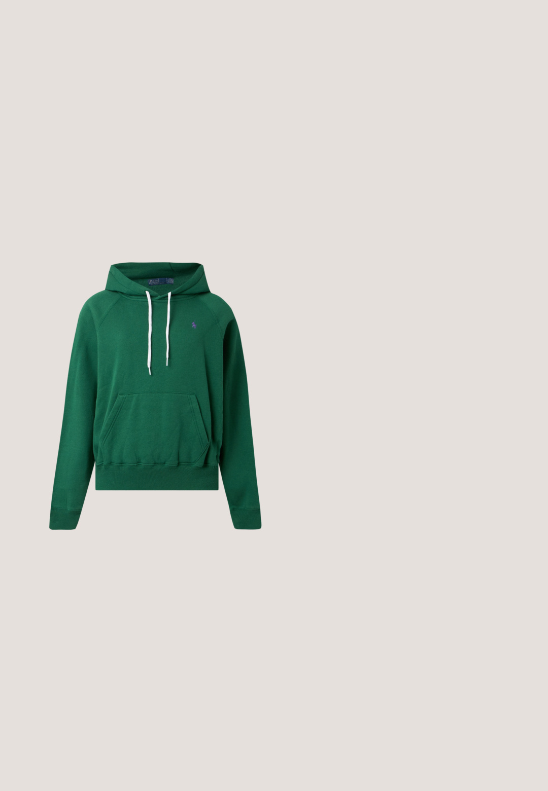 Sweat à capuche vert avec poche frontale, cordons blancs, poignets et ourlet côtelés, et petit logo violet brodé sur la poitrine.; T-shirt blanc à manches courtes avec col en V et petit logo Polo Ralph Lauren bleu marine sur la poitrine gauche.; Jean bleu clair à jambes droites avec poches avant et ceinture boutonnée sur fond blanc uni.; Baskets blanches en matériau synthétique, avec une bande et un accent de talon dorés métalliques, dotées d'une semelle en caoutchouc texturé.; Sac cabas vert foncé avec des poignées blanches, présentant un blason blanc Polo Ralph Lauren Wimbledon et une petite étiquette suspendue.; Paire de boucles d'oreilles créoles en métal argenté avec un design découpé géométrique, présentée sur un fond uni gris clair.